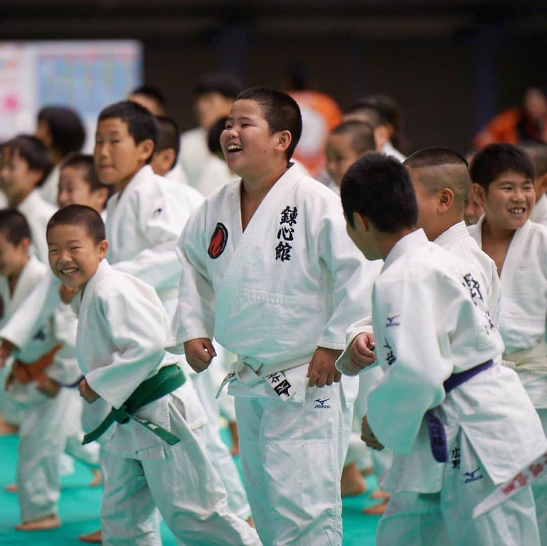 野村忠宏さんのインスタグラム写真 - (野村忠宏Instagram)「ENEOS presents 「野村道場 〜JUDO IGNITION TOKYO〜」 祖父が創設した町道場で柔道の楽しさを知り、夢中で取り組みました。体が小さく試合に勝てなくても、自分なりの目標を持ち、柔道と真剣に向き合ってきました。柔道が好きで、自分が選んだ道だから頑張れたし、続けることが出来た。そして誰からも期待されなかった少年が、やがて大きな夢を掴みとる事ができました。柔道を通して、礼儀作法を身につけ、礼節を学びながら、純粋に柔道を楽しんでほしい。柔道が好き！という想いこそが子供達を突き動かします。勝ち負けも大事ですが、子供達のゴールは今ではない。未来を見据え「野村道場」では、無限の可能性を秘めた子供達のエネルギーに火を灯していきます。  そういう思いで、柔道イベント「野村道場」を開催しました。初めてのチャレンジで、大変な事もいっぱいありましたが、柔道少年少女の真剣な眼差し、柔道を楽しんでいる姿を見れたことで全てが報われました。子供達の親御さんから有り難いメッセージが数多く届いたことも嬉しく思います。「野村道場」を開催するにあたって、お力添えくださった全ての皆さま、本当にありがとうございました。  次回の「野村道場」楽しみにしておいて下さい！  #野村道場 #柔道 #精力善用 #自他共栄#野村忠宏 #礼節 #敬意 #感謝 #笑顔 #伝統 #革新 #Judo #NomuraDojo」9月26日 19時51分 - nomura60kg