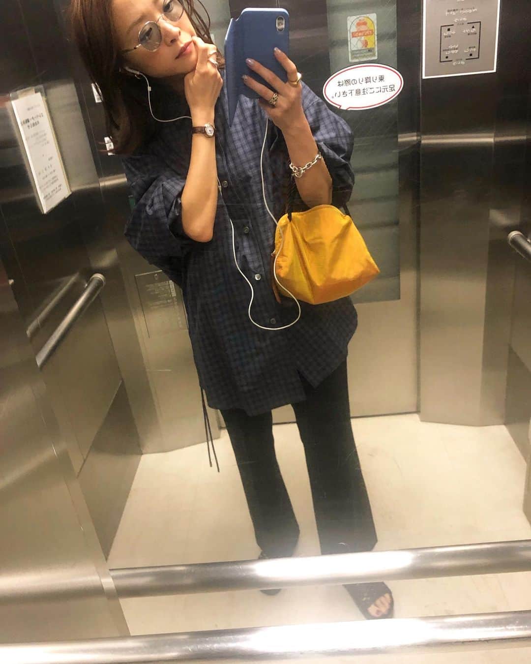 野尻美穂のインスタグラム：「ソーイのシャツメンズサイズだから大きいんだけど、やっぱりかわいい！ 足元もやぁ笑 今日は青と黄色でしたね。 #私いいね数表示されなくなったよ #soe #シャツが好き」