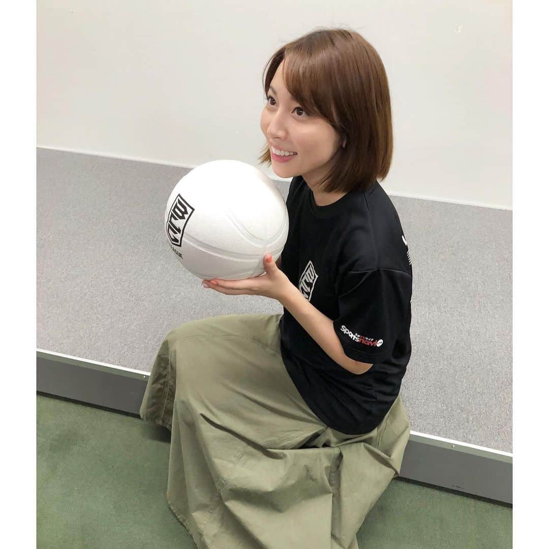 今井麻椰さんのインスタグラム写真 - (今井麻椰Instagram)「B2は開幕して盛り上がってて、 B3は今週末から開幕で、 B1の開幕まであと1週間🤩🤩🤩 . ついにきた、駆け巡る時期が🏃‍♀️🏀 . 最近はもうずっとBリーグに触れてる☺️4年目楽しみすぎちゃう💓 . （着てるのは、初年度のスポナビライブTシャツ笑） . #Bリーグ #bleague #Bリーグ観戦 #開幕 #バスケットボール #basketball #バスケットLIVE #バスケ女子 #🏀」9月26日 19時59分 - maya_imai_124