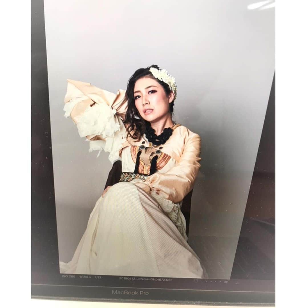 香音有希さんのインスタグラム写真 - (香音有希Instagram)「<お知らせ(*'ω'*)> 早くも舞台 『DARKNESS HEELS THE LIVE〜SHINKA〜』の先行受付が本日より始まりました✨ 先行受付9/26~9/30 ▼「出演者先行」専用URL l-tike.com/st1/cast-dhtls こちらからご予約いただき、香音有希を選択頂くと非売品写真をプレゼントとの事でございます🎁‼︎‼︎ . 何卒宜しくお願い申し上げます(*´-`) . ⚠️インスタのこちらの写真は非売品写真ではなく、ビジュアル撮影時のオフショットでございます！2枚目に至っては役でもなく男役風味で撮ろうとかカメラマンさんと遊んでるボツショット。笑笑 . . . ■タイトル：舞台『DARKNESS HEELS～THE LIVE～SHINKA』 ■脚本・演出：久保田唱 ■キャスト： ウルトラマンベリアル役：石渡真修 ジャグラス ジャグラー役：上仁樹 イーヴィルティガ役：友常勇気 ダークザギ役：古谷大和 カミーラ役：相楽伊織 天音みほ／影山達也／香音有希／近藤雄介／早乙女じょうじ／佐川大樹／白柏寿大／杉江優篤／春原優子／高橋紗妃／田中しげ美／田中崇士／富田麻帆／堀越せな／松田将希／丸山貢治／宮崎理奈／諸塚香奈実／力丸佳大　他 (50音順) ■公演スケジュール ・期間：2019年12月5日(木)～15日(日)(全15公演) ・会場：ＣＢＧＫシブゲキ!!（東京都渋谷区道玄坂2－29－5　ザ・プライム6階） ・料金：SS席11,000円、S席9,000円（税込/SS席は特典付き） ※5つのサイドストーリー(下記A～Eの5公演)をご観劇の方には、5公演制覇特典あり。 12/5(木) B 18:30開演★（初日挨拶あり） 12/6(金) C 18:30開演★ 12/7(土) D 13:00開演／E 18:30開演 12/8(日) B 13:00開演／A 18:30開演 12/9(月) C 18:30開演★ 12/10(火) D 18:30開演★ 12/11(水) E 13:30開演★／A 19:00開演★ 12/12(木) B 18:30開演★ 12/13(金) E 18:30開演★ 12/14(土) C 13:00開演／D 18:30開演 12/15(日) A 13:00開演 ※サイドストーリーキャラクター A：ウルトラマンベリアル B：カミーラ C：イーヴィルティガ D：ダークザギ E：ジャグラス ジャグラー ※5日は出演者による初日挨拶あり。 ※★印はアフタートークショー付き」9月26日 20時01分 - kaonyuki_yukako