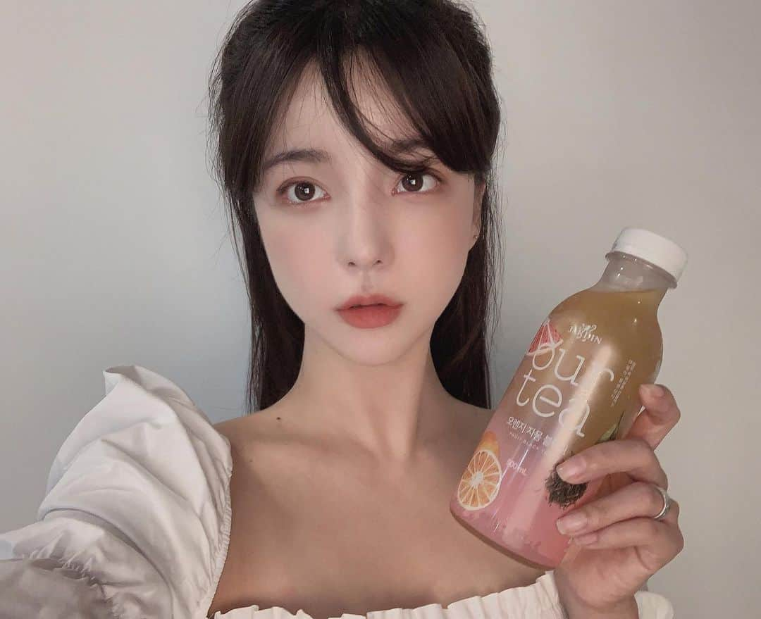 ユン・アラさんのインスタグラム写真 - (ユン・アラInstagram)「새로나온 블렌딩 티, 쟈뎅 🍊 홍차와 과일의 향이 개인적으로 넘 좋았어요! 편의점에서 한번 꼭 드셔보세요 🧡 . #아워티 #ourtea #쟈뎅 #편의점음료」9月26日 20時02分 - yoonara_mood