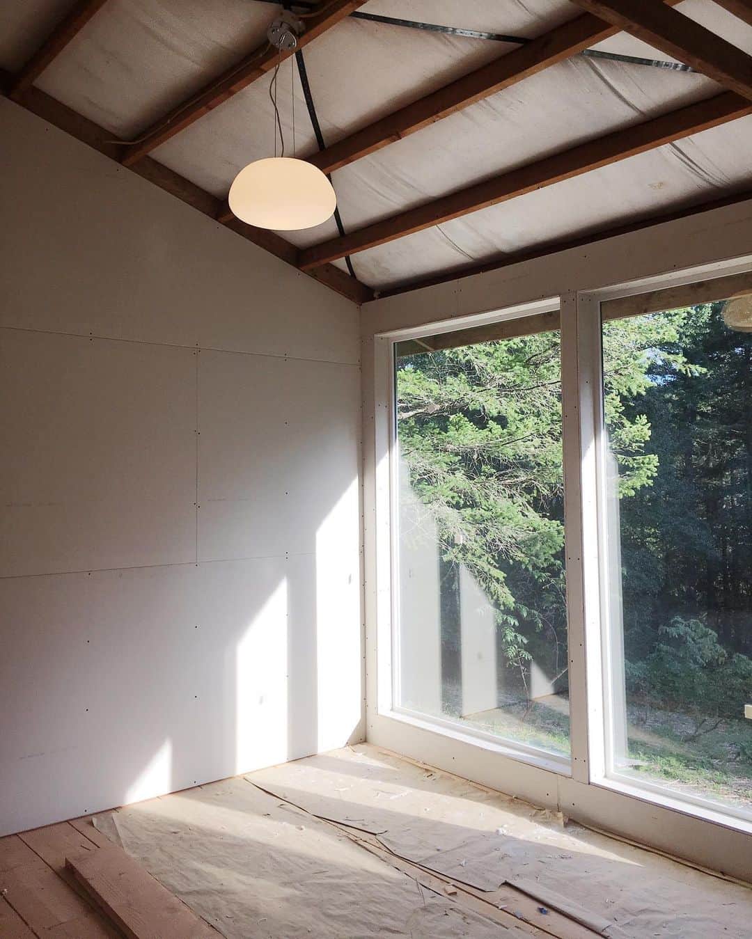 Ariele Alaskoさんのインスタグラム写真 - (Ariele AlaskoInstagram)「before and after of the barn studio, a few months apart. it’s just been me and my husband working on this project pretty much nonstop. its so rewarding to finally see it in this state! still a lot to do but it’s getting there ⚡️」9月27日 6時58分 - arielealasko