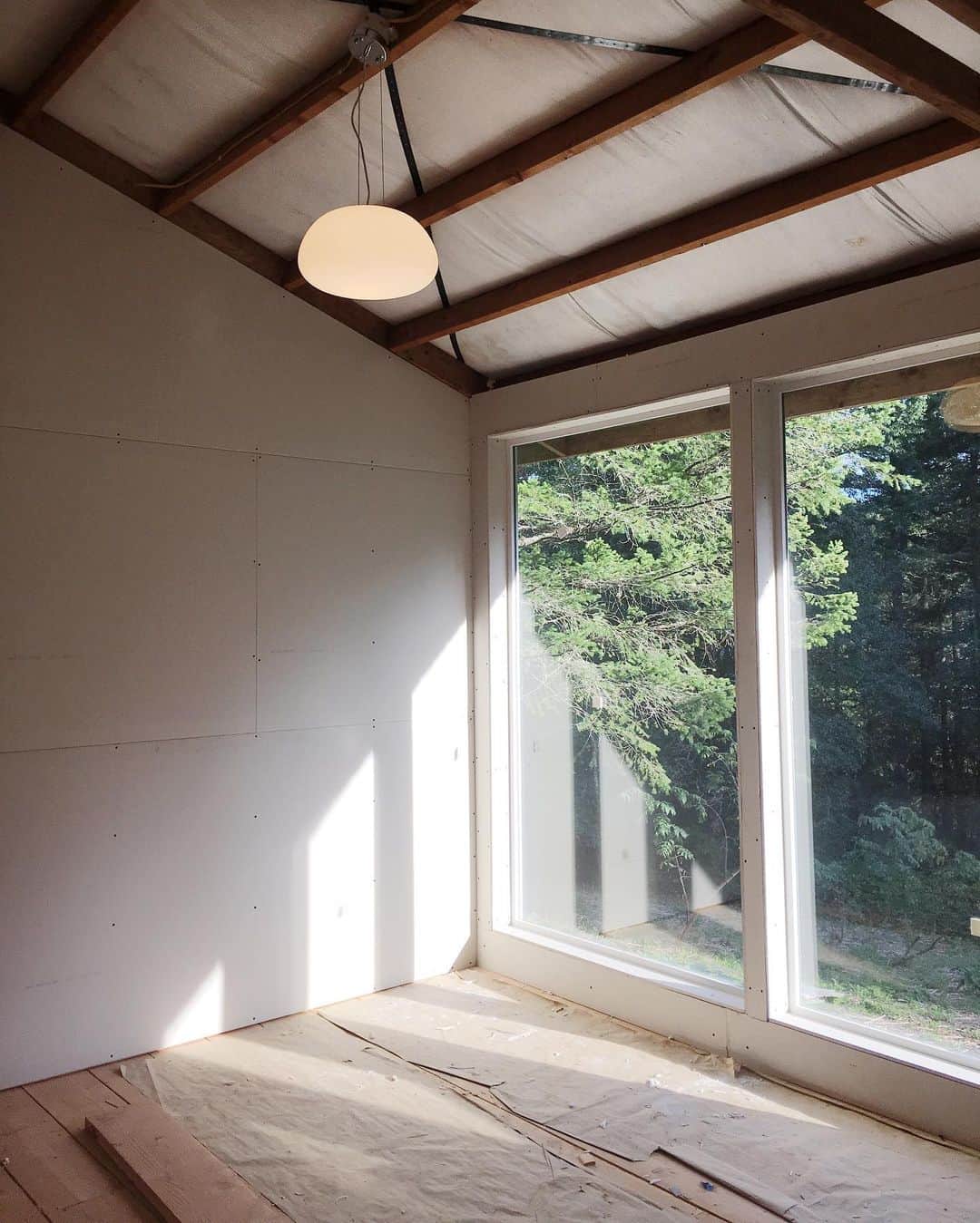 Ariele Alaskoのインスタグラム：「before and after of the barn studio, a few months apart. it’s just been me and my husband working on this project pretty much nonstop. its so rewarding to finally see it in this state! still a lot to do but it’s getting there ⚡️」