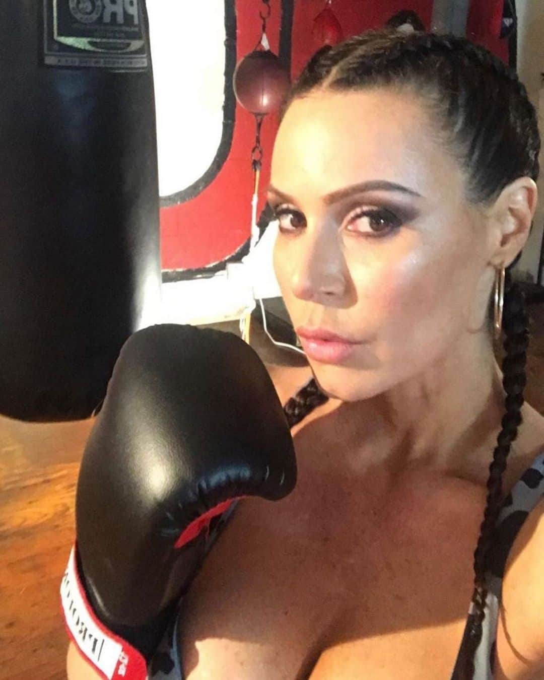 Kendra Lustさんのインスタグラム写真 - (Kendra LustInstagram)「#tbt trying to look tough 😜 #boxing #mma #workout #sexy」9月27日 5時30分 - kendralust