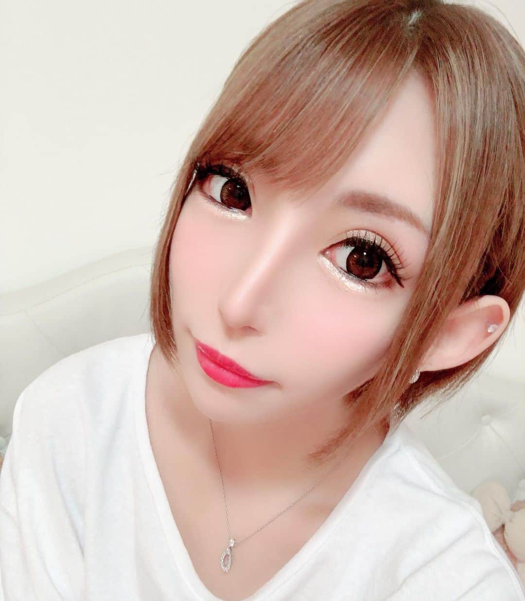 葉月七瀬のインスタグラム：「新しいカラコン付けた～💕💕 いつもとフチが違うから分かるかな(๑`･ᴗ･´๑)？ 友達にも好評だった😍✨ 女友達が似合う！て言ってくれたから ガチだと思ってる！笑 大きさもちょうど良き✌🏻️ 目が切れ長だから直径大きくないと 余計目がキツくなるからまん丸目になる👀💓 目は乾きやすい方なんだけど 着け心地いいせいか全然目薬使わなかった😳 . 大体カラコンって１ヶ月多いと思うんだけど １年使用٩(๑òωó๑)۶ ちゃんとケアしてれば長く使えてコスパいい🌟 URLは http://www.lanicon.tokyo/ . #カラコン #カラコンレポ  #ラニコン #lanicon #ビッグチョコ  #度ありカラコン」