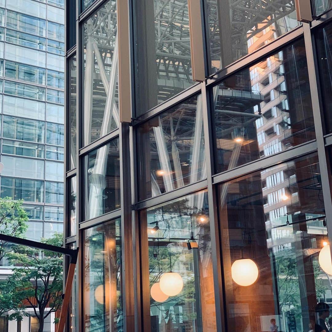 藤原美智子さんのインスタグラム写真 - (藤原美智子Instagram)「昨日の打合せ場所、#六本木ミッドタウン のカフェのテラス。 フッと見上げたら、なんだか未来的な #建築美 にハッとしました✨ ・ ところで私はカフェでもレストランでも #テラス席 があるとテラス席優先な人。 流れている自然の空気の中に身を置くのが気持ち良く感じるし、好きなので💓 とは言え、さすがに真夏と真冬は無理ですが💦 ・ それにテラス席だと長時間の #打合せ もお茶しながらの感覚で、楽しく進むような気が🎵 ・ 大きな会社は真面目にする会議用と、フランクに会議するテラス会議室とか作ってくれるといいのにな✨…などと呑気に夢想する私😅 ・ 長時間の楽しい打合せ、ありがとうございましたー💓 ・ #藤原美智子 #fujiwaramichiko #ladonna #michikolife」9月27日 5時51分 - michiko.life