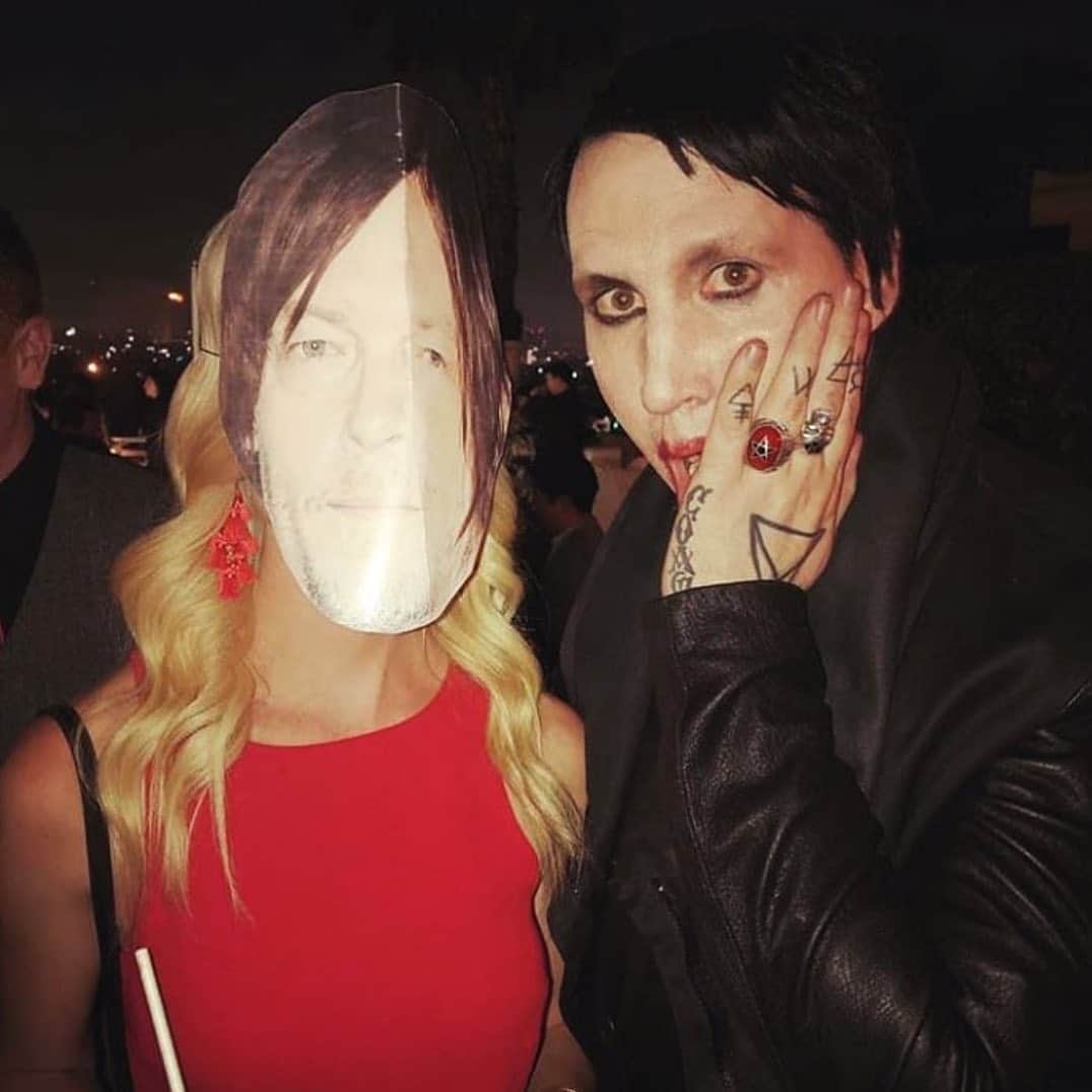 アレックスストリーターさんのインスタグラム写真 - (アレックスストリーターInstagram)「Marilyn Manson at the Walking Dead Premiere on Monday rocking his Red Harlequin Angel Heart Ring by #AlexStreeter #MarilynManson #NormanReedus #WalkingDead #AngelHeartRing」9月27日 6時27分 - alexstreeternyc