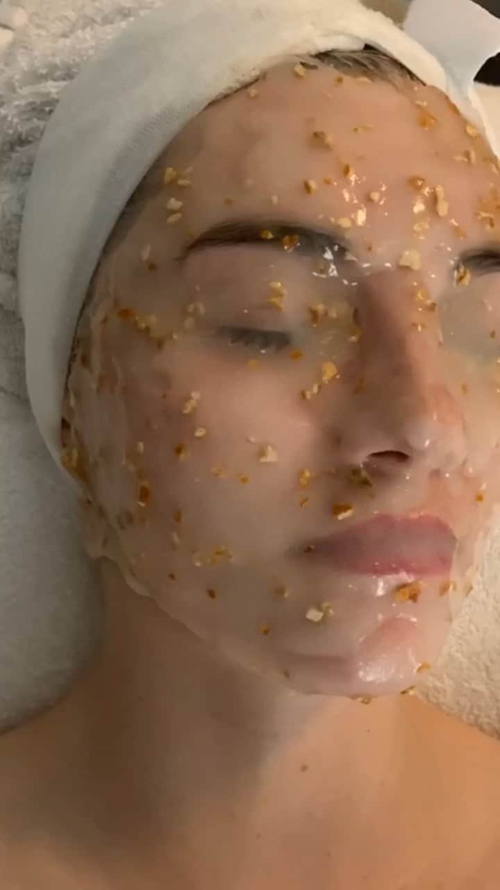 ジャーダン・ミラーのインスタグラム：「Getting a facial at Erase Spa  #beauty #skincare」