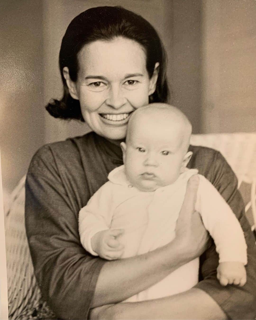 アンダーソン・クーパーのインスタグラム：「Been going through boxes at my mom’s house. Finding so many old photographs.」