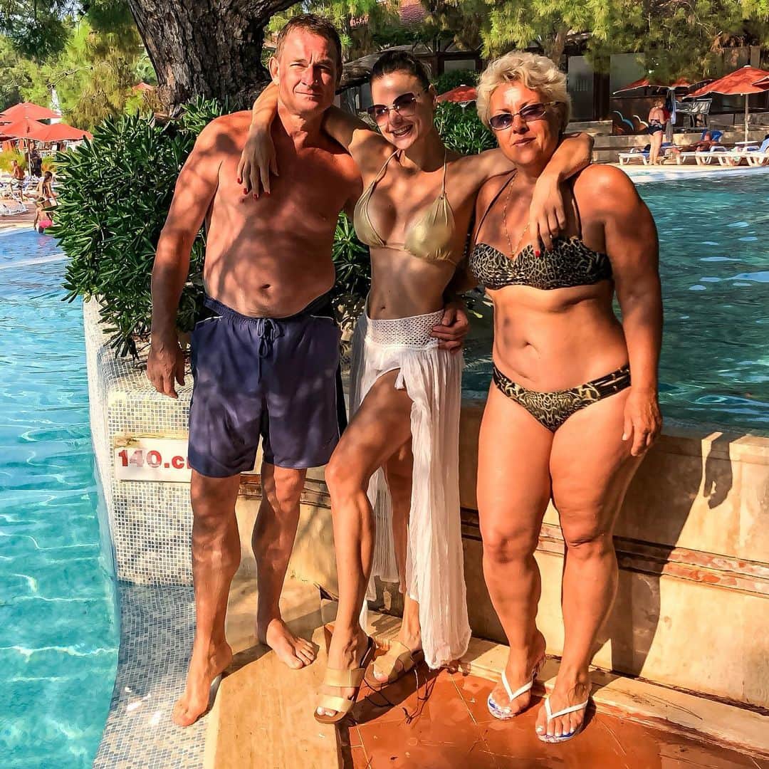 Anna Starodubtsevaさんのインスタグラム写真 - (Anna StarodubtsevaInstagram)「Meet my family! ⠀ #throwbackthursday to my vacation with my dear family in Turkey few months ago. ⠀ Some interesting facts about my family. Can you guess how old are my folks? ⠀ My dad just turned 55, my mom is 54 😳. They had very very yong! My brother is 20 now, we have 14 years difference. ⠀ I live very far away from them for the last 12 years and I miss them a lot... I try to visit them in Russia 2-3 times a year. There were times I haven’t seen my family for 3,5 years, it was very tough. ⠀ Sometimes I feel very sad that I can’t get in a car and drive to parents house to have dinner with them or to chant with mom about silting. I’ve been on my own all this years and I’m used to it now. This is the servitude I had to make to achieve my goals and make my dreams come true. ⠀ My advise to you, be very appreciative to your family. These people will always be in your life and by your side no matter what. Keep that in mind. ⠀ I encourage you to tell your parents how much you love and value them as often as you can 🙏. ⠀ Love 💜. ⠀ 🇷🇺🇷🇺🇷🇺🇷🇺. ⠀ Я и Моя семья 💜. Фото сделано во время отдыха в Турции несколько месяцев назад. ⠀ Догадайтесь сколько лет моим родителям? ⠀ Папе 55, маме 54. А ещё есть брат, которому 20, у нас с ним разница 14 лет. Как вы думаете круто иметь молодых родительной? В этом есть свои плюсы и минусы. Родители в силу своего возраста всегда меня понимали и ив могли обсуждать любые темы и любые проблемы.  А какой у вас опыт? Поделитесь? ⠀ Моя семья  очень далеко и я по ним безумно скучаю 😑. Я сама по себе уже 12 лет и конечно привыкла. Иногда приходится чем-то жертвовать в погоне за своими мечтами. ⠀ #anyastar_жизнь . #семья #моясемья #люблюсемью.」9月27日 6時49分 - anyastar
