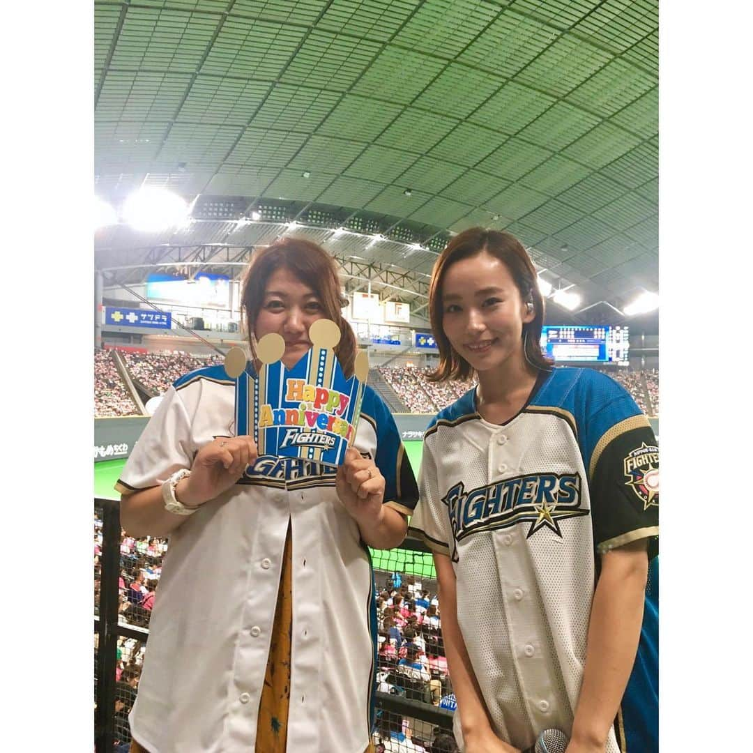 高橋佑奈さんのインスタグラム写真 - (高橋佑奈Instagram)「. 杉浦投手の見事なピッチングでファイターズ勝利！！ そして試合前に行われた實松選手の引退セレモニーと 最後の胴上げはジーンときましたね😢😢 21年間の現役生活⚾️本当にお疲れ様でした！！ . 今日のアニバーサリーは入籍10周年記念のご夫婦💑 旦那さんは今日お家でお留守番しているそうですが、 来シーズン以降はご家族そろってたくさん応援に来てくださいね！！ おめでとうございます🎉🎉」9月26日 21時54分 - yuuuunadon