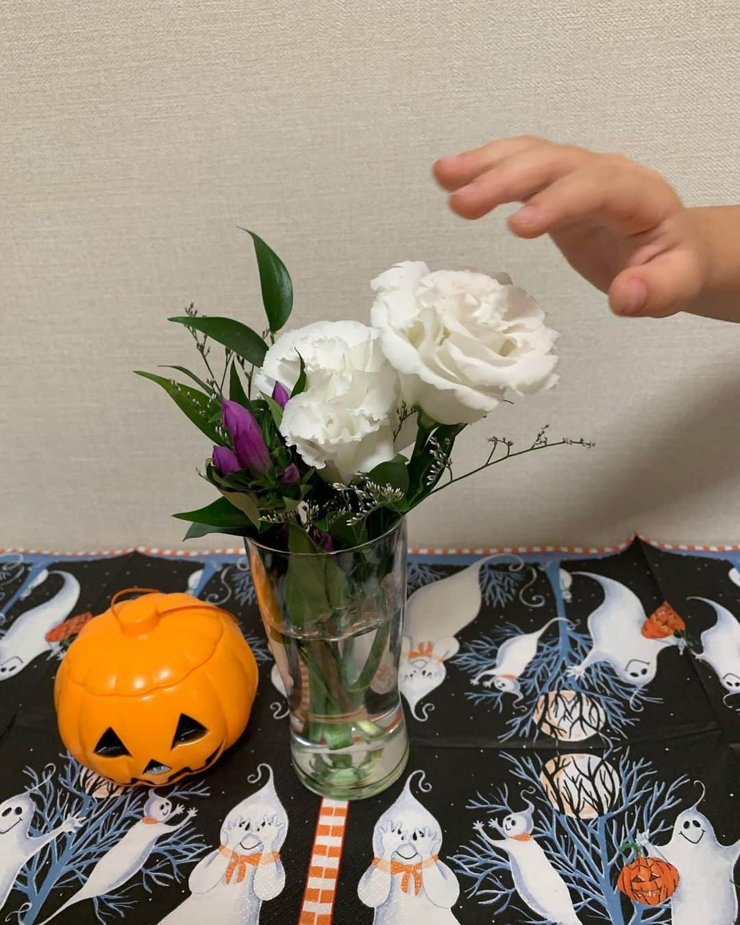 池辺愛さんのインスタグラム写真 - (池辺愛Instagram)「Bloomee LIFE @bloomeelife から お花の定期便が届きました💐📭 ・ ・ ・ 生花がポストに届くって嬉しい😍 そして部屋にお花を飾るってやっぱり気持ちが華やぐ☺️ 届いたお花の色合いを見て、思いつき、我が家にハロウィンエリアをつくりました🎃👻 2歳7ヶ月の娘が喜び、 お花をずーっとヾ(・ω・*)なでなでしてました☺️ ・ ・ ・ お花を無料で届けてもらえる、初回無料クーポンを頂いたので、ぜひ一度お試しください😉👍 きっと気持ちが潤います❤️ ・ ・ ・ ■初回お届け無料クーポンコード：AKI810 ■有効期限：2019年11月30日 ・ ・ ・ #bloomeelife  #お花の定期便 #お花のある暮らし #生花 #ハロウィン #ハロウィンかざりつけ #2歳7ヶ月 #なでなで」9月26日 22時14分 - aiikebe