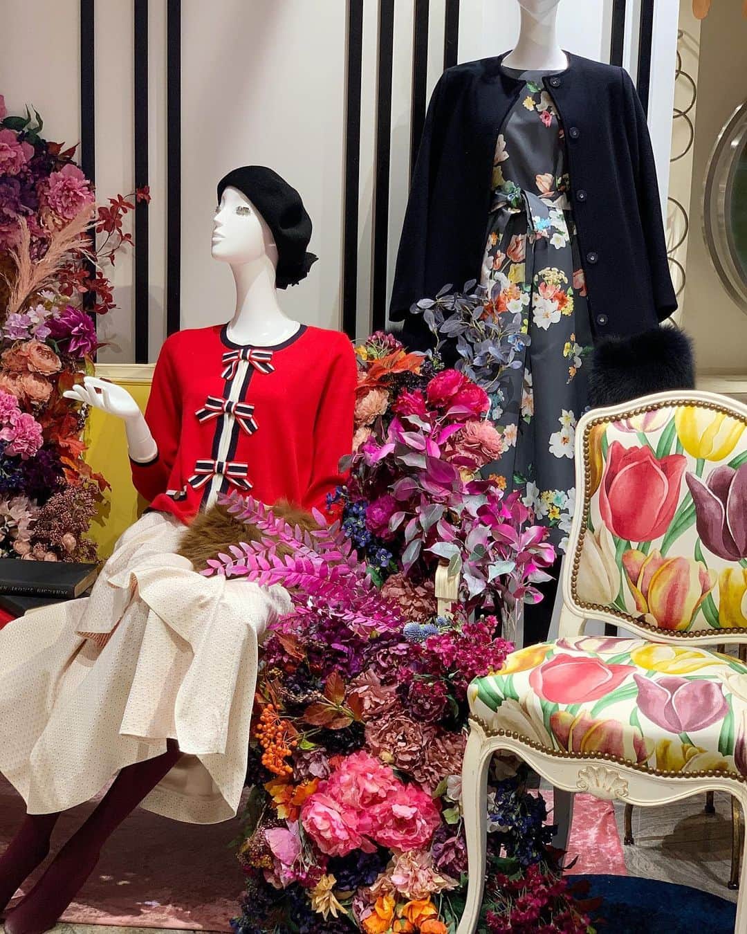 のインスタグラム：「Chestyの期間限定SHOPがオープン💐﻿ 期間中は、話題の新作や限定カラーのアイテム、コラボレーションアイテムなど多数入荷いたします！💕﻿ ﻿ ＜Chesty / チェスティ＞ Chesty Bourgeois Girl﻿ 2019.9.25 wed - 10.1 tue﻿ 伊勢丹新宿店本館2階=センターパーク/ザ・ステージ#2﻿ ﻿ @chesty_official﻿ #chesty #fashion #kobe #isetan #isetangirl﻿ #チェスティ #イセタンガール #秋服 #秋コーデ #ファッション #ファッションコーデ #コラボレーションアイテム #大人女子コーデ #コーデ #新宿 #伊勢丹 #新宿伊勢丹 #伊勢丹新宿店 #伊勢丹限定」