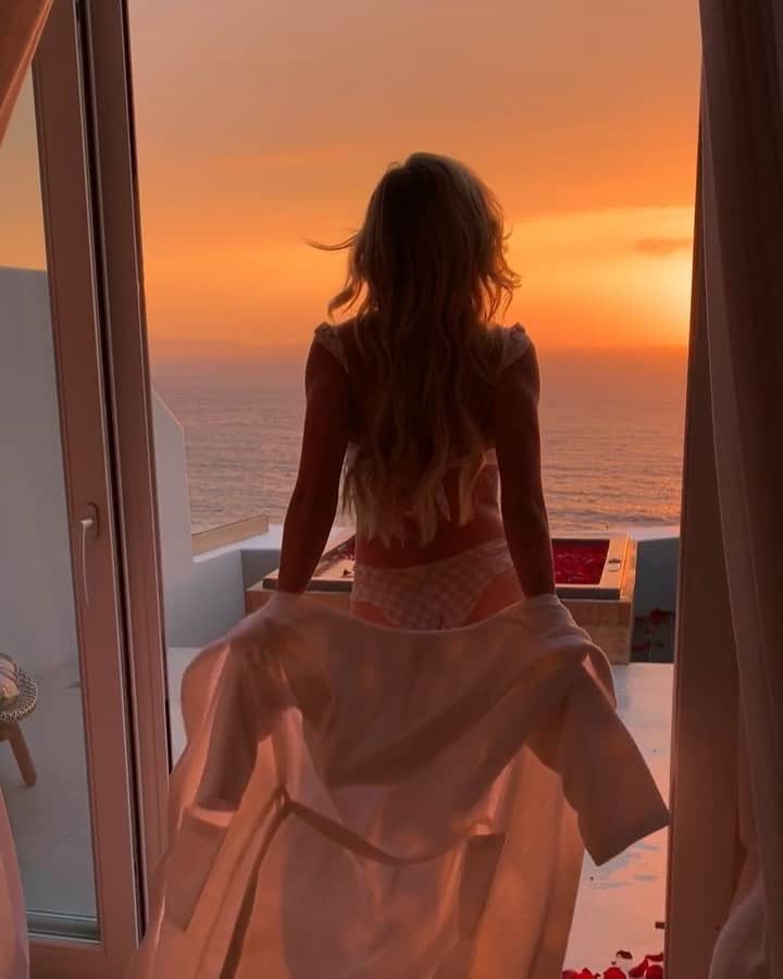 bestvacationsのインスタグラム：「@concierge_cavotagoomykonos will make all your dreams come true! 🌅 . Video filmed by @melissa」