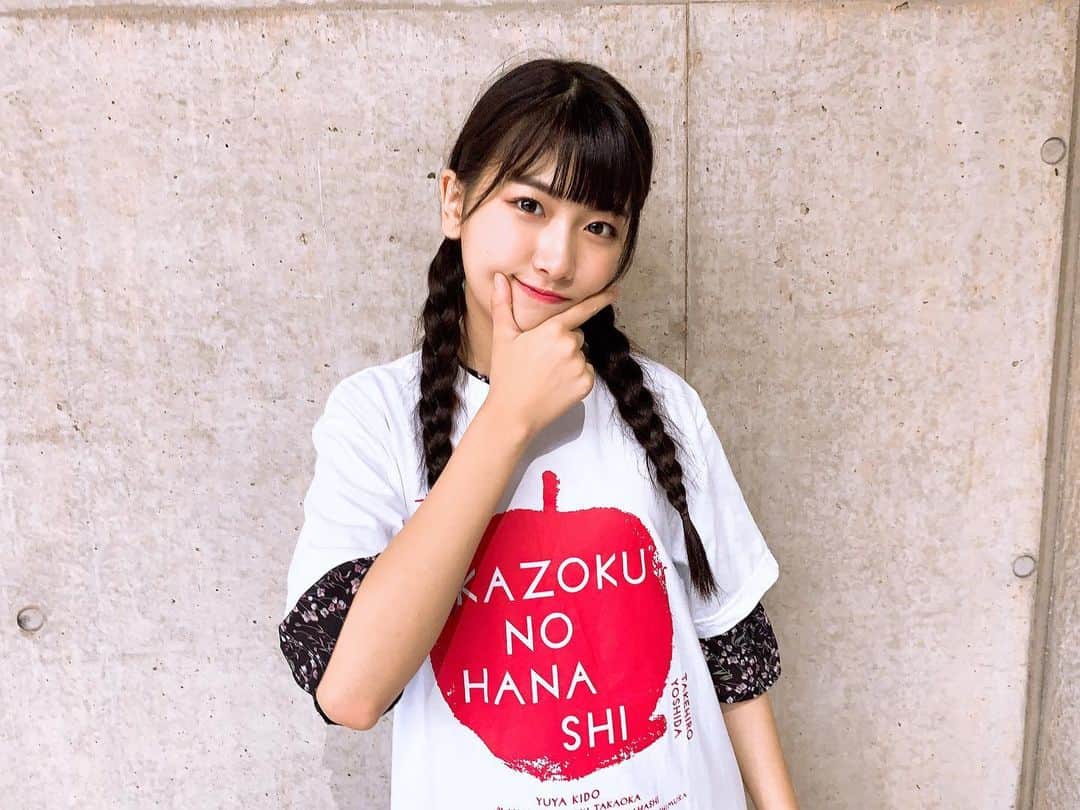 高橋彩香のインスタグラム：「Tシャツの袖からワンピース見えちゃってるのダサダサの極みだけどいい写真であることに間違いはない💁‍♀️🍎 改めまして握手会楽しかった！ありがとうございました！！！ #さやりん #髙橋彩香 #握手会 #家族のはなし2019」