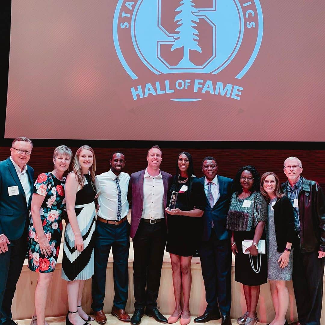 フォルケ・アキンラデウォさんのインスタグラム写真 - (フォルケ・アキンラデウォInstagram)「This past weekend I was inducted into the Stanford Athletics Hall of Fame and I’m still processing the magnitude of this honor.  Since I was a young girl, I had the lofty dream of attending Stanford University. So to have been granted the opportunity to not only earn a degree from the university, but to also compete playing the sport I love was beyond magical.  I am truly humbled and honored to have my name amongst the Stanford greats. I didn’t accomplish any of this on my own though. If not for God’s blessings, my teammates, coaches, family, and support system, I wouldn’t be where I am today. I am forever grateful and forever humbled. 🙏🏾 📷: @gostanford」9月26日 22時41分 - folukea