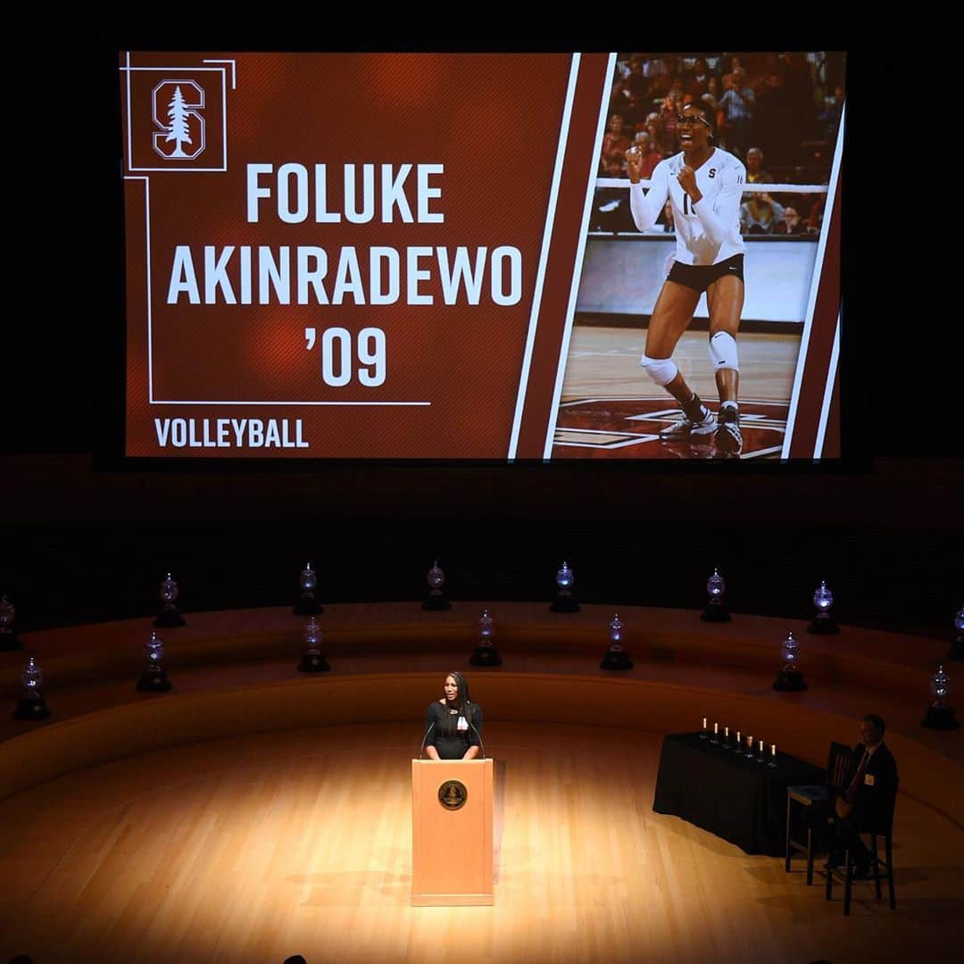 フォルケ・アキンラデウォさんのインスタグラム写真 - (フォルケ・アキンラデウォInstagram)「This past weekend I was inducted into the Stanford Athletics Hall of Fame and I’m still processing the magnitude of this honor.  Since I was a young girl, I had the lofty dream of attending Stanford University. So to have been granted the opportunity to not only earn a degree from the university, but to also compete playing the sport I love was beyond magical.  I am truly humbled and honored to have my name amongst the Stanford greats. I didn’t accomplish any of this on my own though. If not for God’s blessings, my teammates, coaches, family, and support system, I wouldn’t be where I am today. I am forever grateful and forever humbled. 🙏🏾 📷: @gostanford」9月26日 22時41分 - folukea