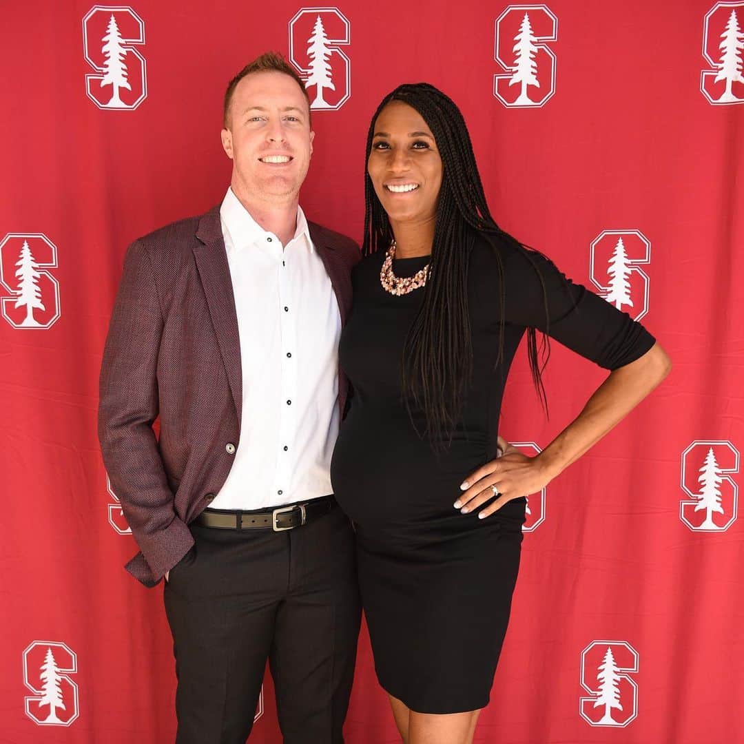 フォルケ・アキンラデウォのインスタグラム：「This past weekend I was inducted into the Stanford Athletics Hall of Fame and I’m still processing the magnitude of this honor.  Since I was a young girl, I had the lofty dream of attending Stanford University. So to have been granted the opportunity to not only earn a degree from the university, but to also compete playing the sport I love was beyond magical.  I am truly humbled and honored to have my name amongst the Stanford greats. I didn’t accomplish any of this on my own though. If not for God’s blessings, my teammates, coaches, family, and support system, I wouldn’t be where I am today. I am forever grateful and forever humbled. 🙏🏾 📷: @gostanford」