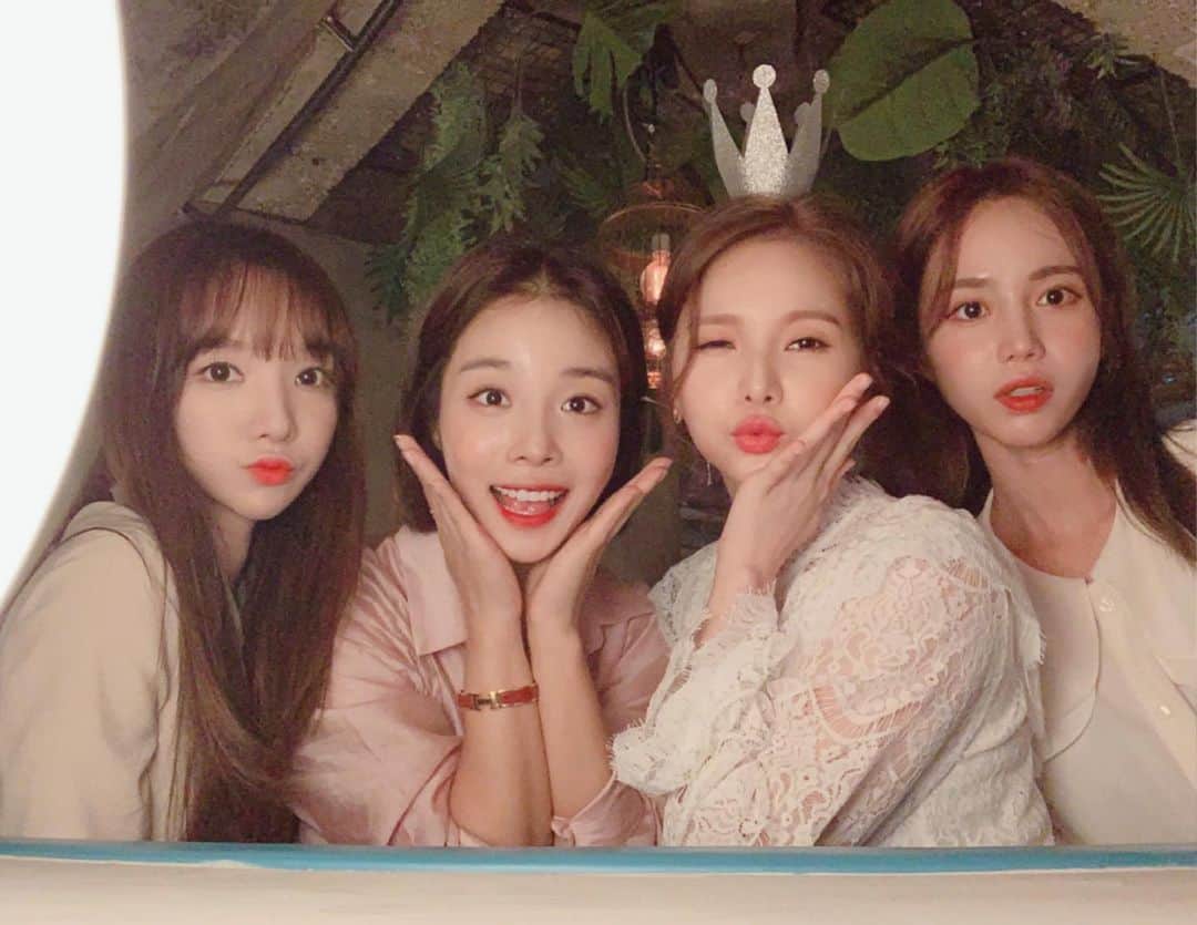 ミンヒ のインスタグラム：「울 재이언니 생일츄카츄카❤️ 4인방 모였듬!!👩‍👩‍👧‍👧 #hbd#🎂」