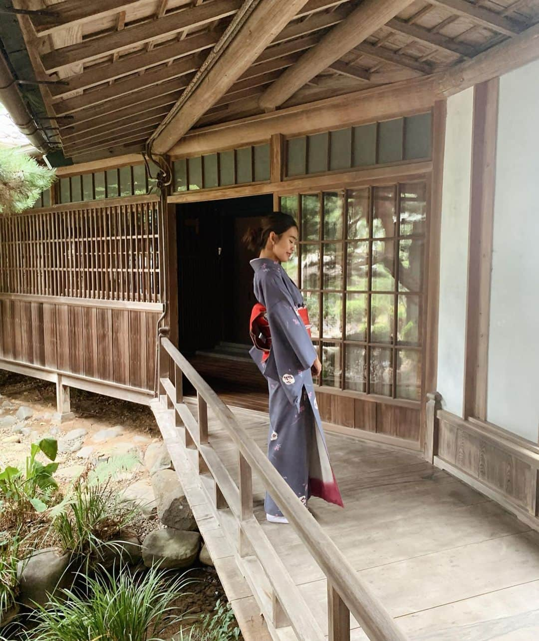 栗山遥さんのインスタグラム写真 - (栗山遥Instagram)「お着物を着ると、 自然と背筋がすっと伸びて、 気持ちが穏やかになる。 福島のおじいちゃん、おばあちゃんちは、 今のわたしのルーツ📝✨ 朝、その日使うお野菜をおじいちゃんが畑で採って、 おばあちゃんが料理するのが日課。 出来合いのものは使わずに、 何でもとにかく自分で作る！ジャムも庭の木からフルーツを採って実を煮て作ったり、餡子も小豆から作る。 おばあちゃんの作った漬物や煮物は、 もう本当に絶品✨🕊(レシピを聞いたら、 適当だから分からないって言われた😂) おばあちゃんは、化粧水もヘチマから自分で作って、食器洗いのたわしや、ボディスポンジもヘチマから作るの。 ヘチマのボディスポンジはわたしも使っていて、 自然の温かみがあってとっても良いよ！ これからもここで沢山のことを学んでいきたいな。 じじばばへの愛が止まらなくて、 それをいつでも真っ直ぐに伝える。会ったらまずハグするし、歩くときは手を繋ぐ。大人とか子供とか、 わたしにとっては関係なくて 自分の心に真っ直ぐに居たい😌 こう思わせてくれたのも、この場所があったからだなぁ」9月26日 22時48分 - harukakuriyama