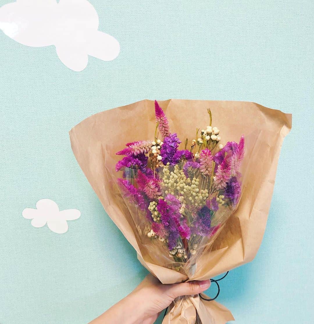 三倉佳奈さんのインスタグラム写真 - (三倉佳奈Instagram)「ドライフラワーいただきました♡ 気持ちが嬉しいー . #dryflower #purple #空色の壁」9月26日 22時50分 - kana_mikura0223