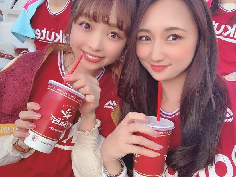 及川真珠のインスタグラム：「⚾️📣 . 今日は楽天で撮影でしたん☺️💕 . いつも観戦する日は 負け試合ばっかり だったけど、今日は ホームランも観れたし 勝ってよかった☺️❤️ . #撮影#model#放送などは改めて#叫びすぎて#喉痛い (笑)#全員と写真撮れなくて残念😭#やぱ楽天楽しいね#楽天#楽天イーグルス」