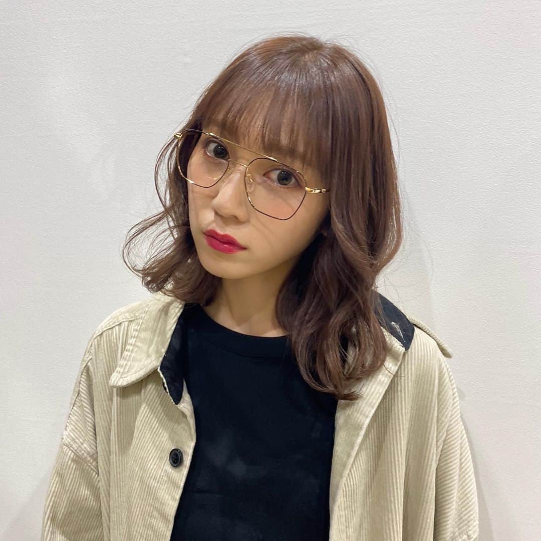 のインスタグラム：「そろそろ染めなさいって言われてやっとカラーしてきた🙋🏻‍♂️ 髪色は @ryo_hair に可愛くしてください！って言ったら世界一可愛くしてくれました💚 眼鏡とシャツは @wego_official デスヨ~」