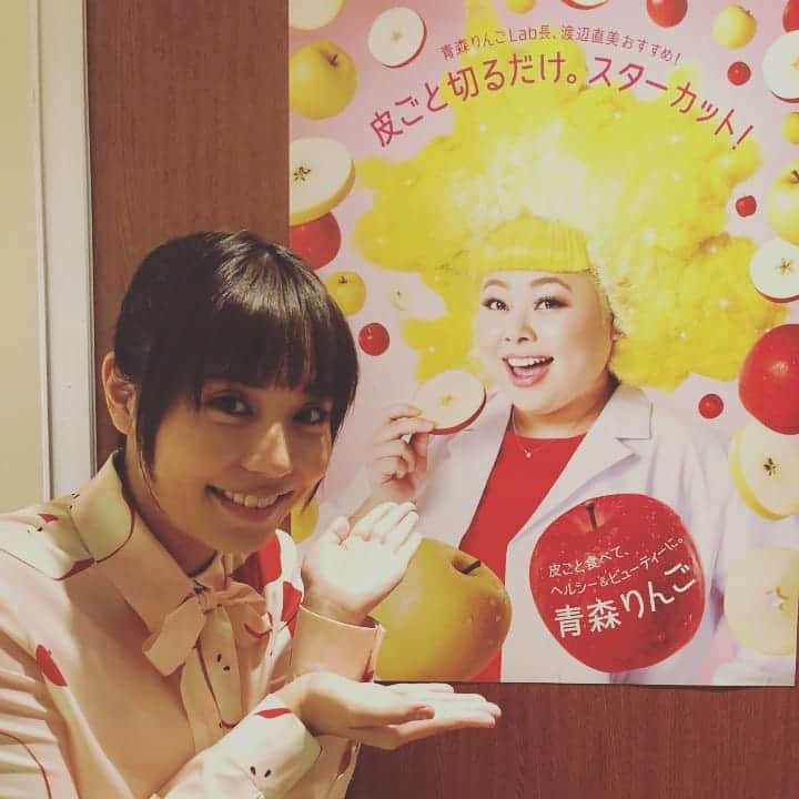 上原りささんのインスタグラム写真 - (上原りさInstagram)「本日の午前はルミネtheよしもとで青森りんご🍎のPRにご一緒させて頂きました。  ラボ長の渡辺直美さん✨ 村上ショージさん✨ MCのラフレクラン西村真二さん✨ 青森県りんご対策協議会会長の加川さん🍏 ミスりんご青森の千葉優花さん🍎 (訂正致しました。本当に申し訳ありません。) 笑いありの楽しい時間でした！  試食もさせて頂きましたがほんっとうに甘くて美味しかったです❤️ あと西村さんとは私がNHKホールでお客さんとしてお会いしていたと今日気づきました(笑) Eテレ繋がりを感じました😌  #青森りんご #渡辺直美 さん#村上ショージ さん#ラフレクラン西村さん #皆様 #ありがとうございました 🍎」9月26日 22時59分 - uehara_risa_official