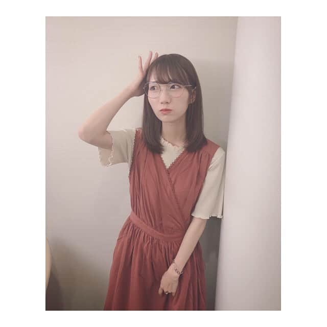 のインスタグラム：「本日のえじこ〜で🌰﻿ ﻿ 少し涼しくなってきたから﻿ そろそろ本格的に秋服の出番かなあ。ふふ﻿ 伊達メ好評で嬉しみです☺️👓﻿ ﻿ ▷tops、onepiece  #crisp﻿ ▶︎glasses  #resee﻿ ﻿ #ootd #fashion #えじこーで #大人ガーリー #伊達メガネ﻿ #メガネ女子 #秋服 #今日のコーデ #ストレートヘア」