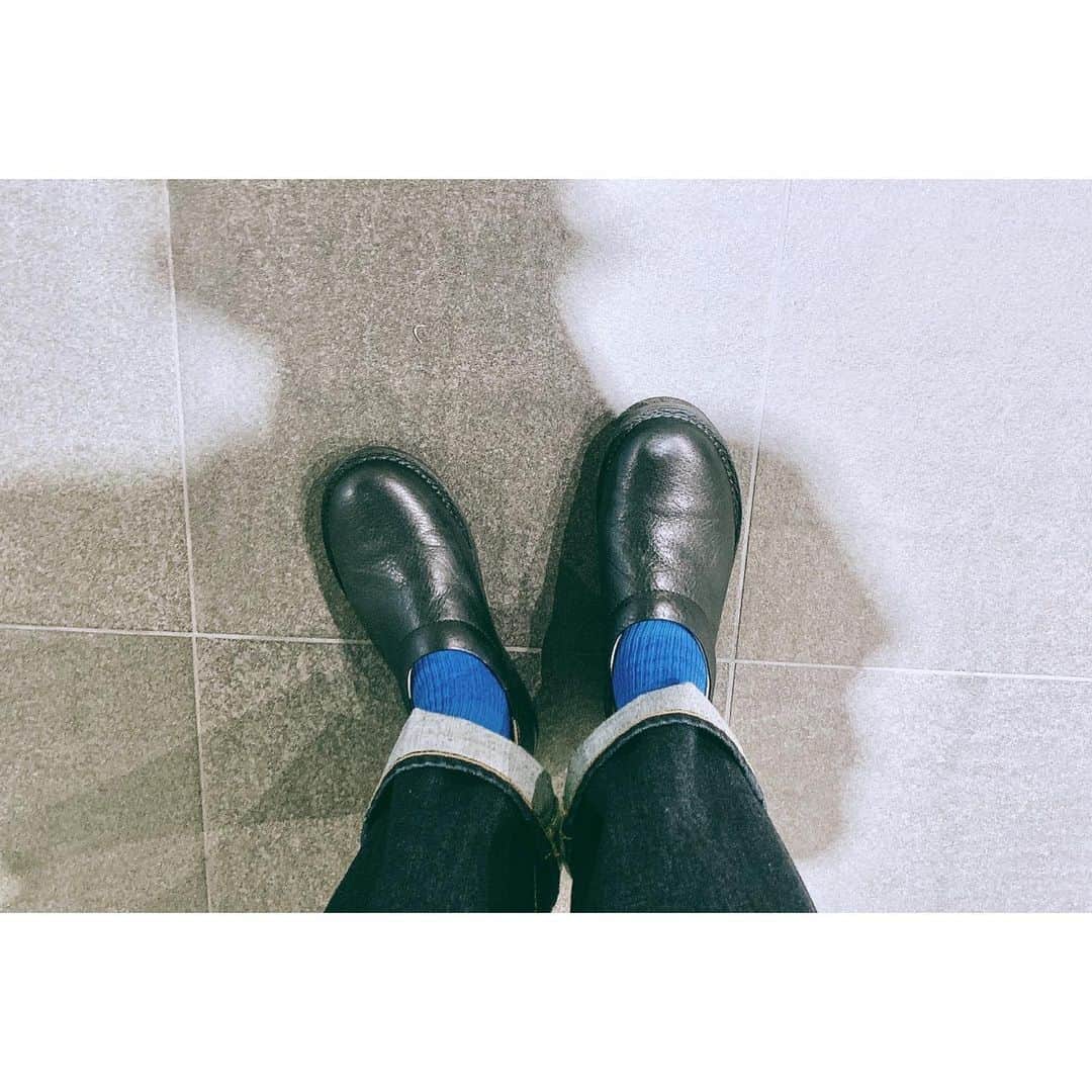 Kanocoさんのインスタグラム写真 - (KanocoInstagram)「リンネル発売中です🌳 moonstarさんのページに出ています。 （木に登っちゃったよ🐒） 左の靴は、普段から履いてるんですが、 青い靴下が本当によく合う🧦 これから革靴がちょうどいい季節です。 ぜひぜひご覧ください〜 #リンネル #moonstar」9月26日 23時14分 - kanococo