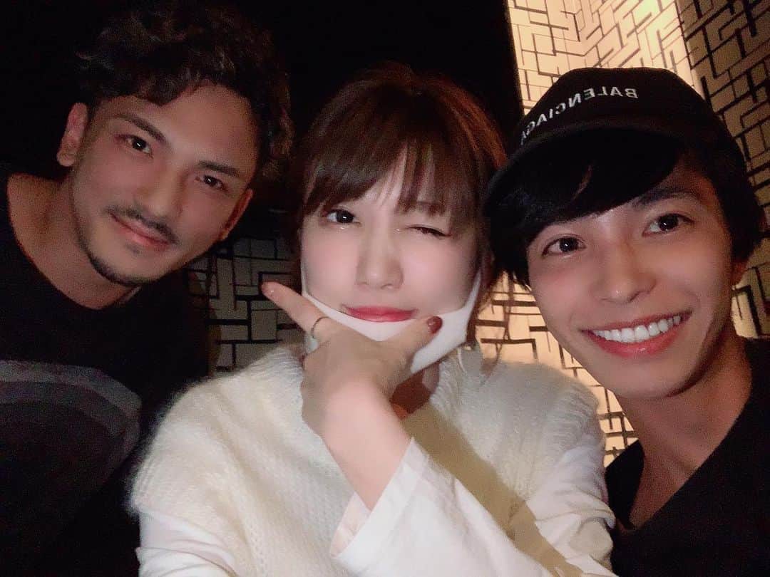 のインスタグラム：「あいのり大先輩のヒデさんと桃さん🍑🌏とても優しい方々でした🐈そんな僕は船医としてアフリカやヨーロッパ、南米に行くことが決まったのでさらに勉強頑張ります！ストーリーでタメになりそうや英語や医学知識をあげていくので良かったら見てください🌏🐰」