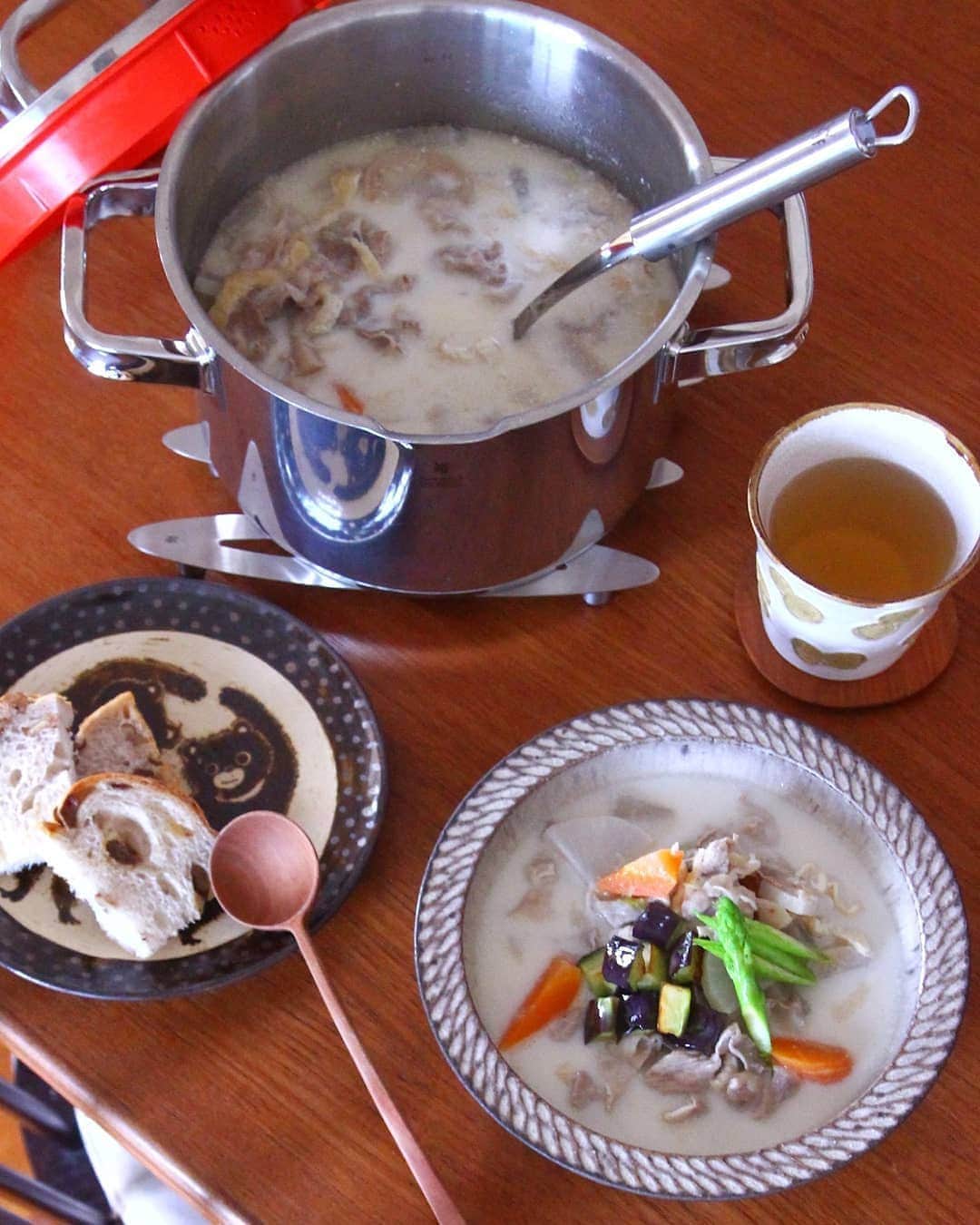 Satomiさんのインスタグラム写真 - (SatomiInstagram)「. 2019.9.26* . 朝晩冷えるようになってきました。 ふと見上げると、すっかり秋の空。 私の一番好きな季節の始まり🍁 . 夏の疲れを癒すためにも、根菜たっぷりの スープが嬉しい♪ 我が家のお気に入りスープです。 豚肉と根菜がたっぷりの #味噌豆乳スープ。 要は、豚汁を豆乳で割った感じ。 もちろん普通の豚汁も大好きですが、 豆乳入りだと、またひと味違う味わいに。 ほっこり安心する感じが好きです。 牛乳バージョンもいいけれど、やっぱり 大豆繋がりがいいのかな。 味噌×豆乳がお気に入りです。 . 我が家の煮込み料理では定番の活躍となった WMFのお鍋、ファンクションフォー。 今回は、新たに鍋敷きも使わせていただきました。 伸び縮みするので、お鍋の大きさを選びません。 大きなお鍋の時も、安定して乗せられるので、 食卓でのサーブも安心です。 モニターさせていただいて半年が過ぎ、 素材の美味しさをしっかり引き出してくれる このお鍋には、すっかり惚れ込んでいます。 色んな根菜と豚肉の旨みが掛け合わされて、 美味しく仕上がりました。 大好きな揚げ茄子とアスパラをトッピングして、 美味しいパンと一緒にランチタイム。 2日目は、また一段と美味しさが増します。 . モニターとしてのご報告は、今回が最後ですが、 これからも我が家の美味しい！を支えてくれる このお鍋をしっかり使いこなせればいいな。 これからの季節、益々楽しみです♪ . . #ヴェーエムエフ #ファンクションフォー #ドイツブランド  #キッチン  #レシピ  #健康ごはん  #丁寧な暮らし #wmfのある暮らし #wmf #instafood  #PR . . . #さとみのごはん  #豆乳スープ #豆乳  #フーディーテーブル  #マカロニメイト  #クラシル #ロカリ  #おうちごはんlover  #おうち和ごはん  #うつわ #うつわ好き #山本雅則 #くぼともこ  #wp_deli_japan  #japanesefood  #lin_stagrammer  #igersjp #soup . .」9月26日 23時20分 - satomi614