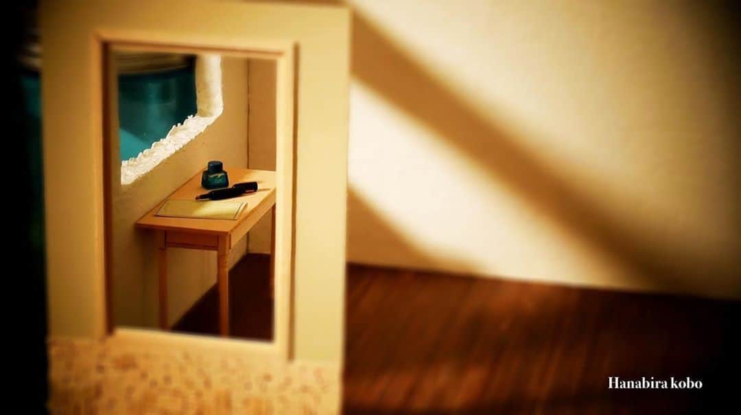 ohanaさんのインスタグラム写真 - (ohanaInstagram)「何になるかわからないドールハウスを製作中🔨👷‍♂️ : : 机の上に万年筆✒️とインクと紙が置いてありますが、これはリーメントのぷちサンプルです : : これを参考にして作ってみます🖋 そして、ヨルシカさんのMVにもこんなシーンあったような… : : #ミニチュア #miniature #miniatures #mini #dollhouse #ドールハウス #diy #diycraft #craft #ぷちサンプル #リーメント #製作 #ヨルシカ」9月26日 23時21分 - hanabira_kobo