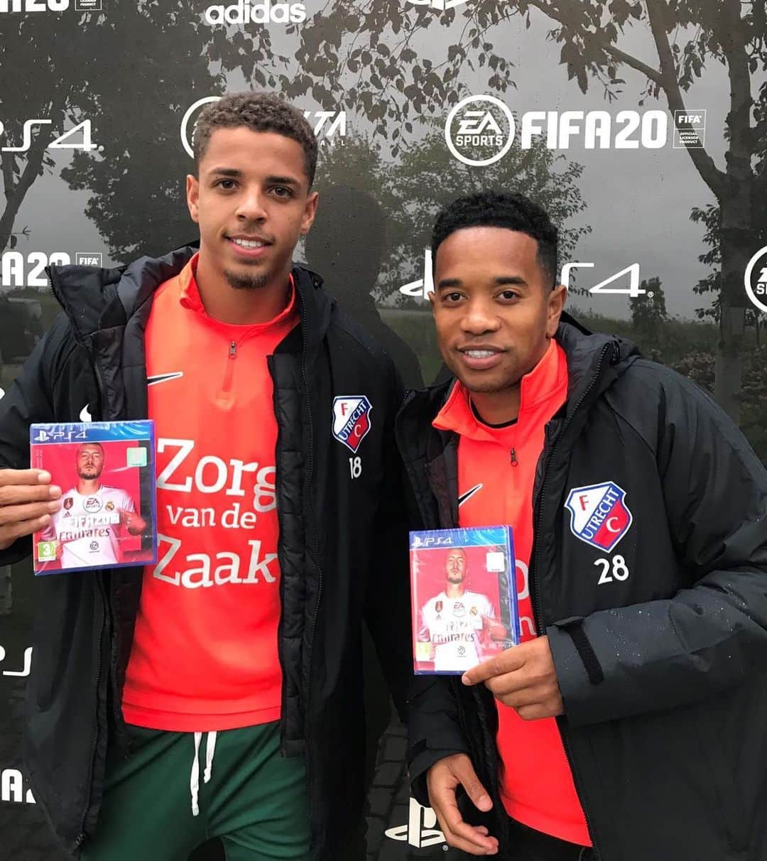 ウルビー・エマヌエルソンのインスタグラム：「FIFA 20 is in the pocket! Thanks @easportsfifa Wil jij FIFA 20 winnen? Volg @fcu_esports en maak nu kans! #playstation #fifa20 #easports」