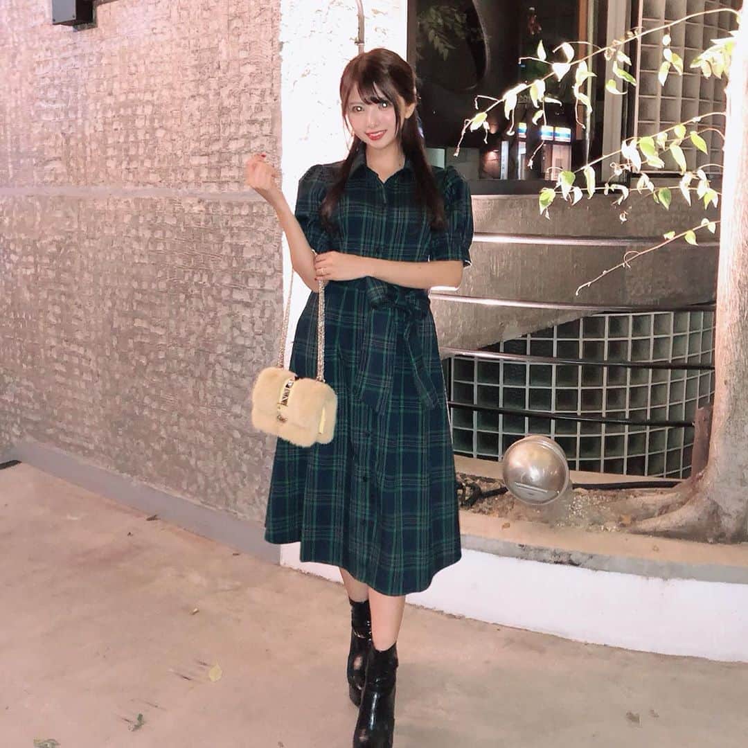 岡田栞奈のインスタグラム：「今日の記念日デートコーデ💑💓 ・ ・ ・ 髪の毛もハーフアップにしちゃった💓 上品なチェックワンピに もふもふのミンクのバッグ👜✨ 秋だね〜🍁 #秋コーデ #デートコーデ  #ヴァレンティノ #バッグ  #ヘアアレンジ #ハーフアップ #チェックワンピ」