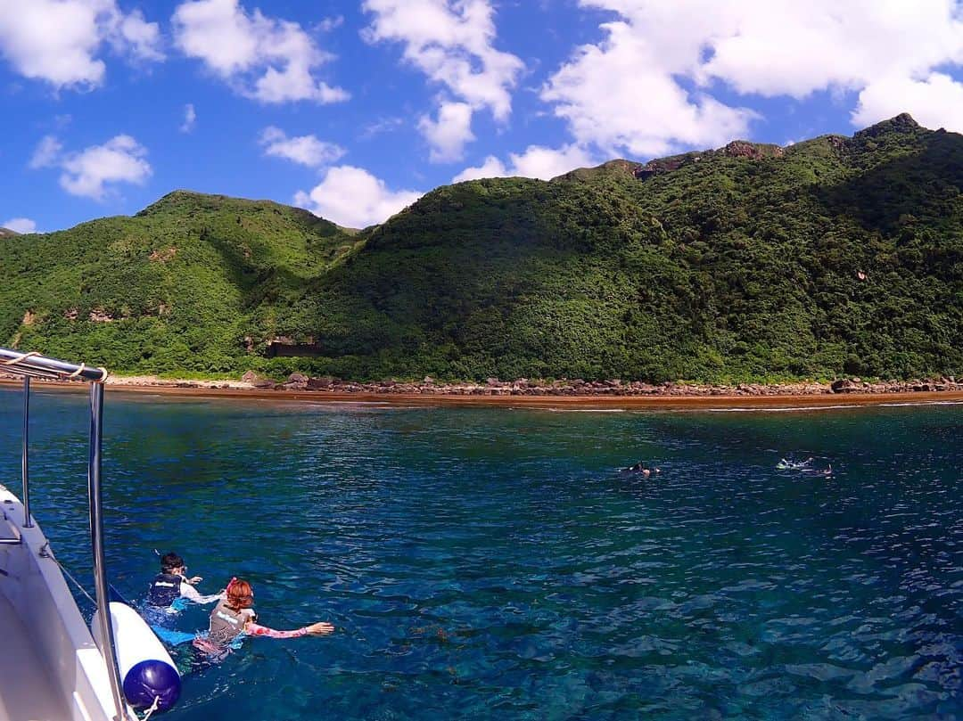 宮良忍（SHINOBU）さんのインスタグラム写真 - (宮良忍（SHINOBU）Instagram)「山の匂いと、蝉の鳴き声🏖 鹿ノ川湾にくると、また違った八重山を感じる事が出来るから、好きだな。 明日から、民宿宮良は1週間ほど、休業日となりますので、よろしくお願いします！  #9月も終わり #一区切り #八重山諸島 #鹿ノ川湾  #小浜島」9月26日 23時34分 - shinobu_miyara