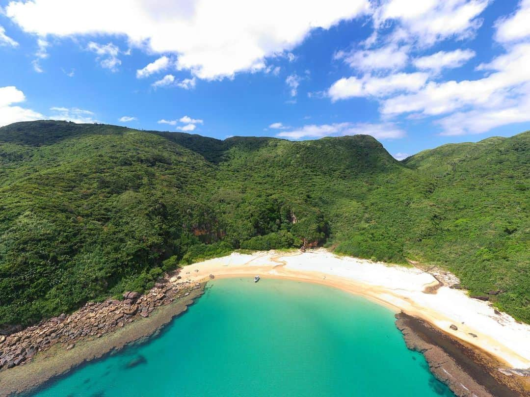 宮良忍（SHINOBU）のインスタグラム：「山の匂いと、蝉の鳴き声🏖 鹿ノ川湾にくると、また違った八重山を感じる事が出来るから、好きだな。 明日から、民宿宮良は1週間ほど、休業日となりますので、よろしくお願いします！  #9月も終わり #一区切り #八重山諸島 #鹿ノ川湾  #小浜島」