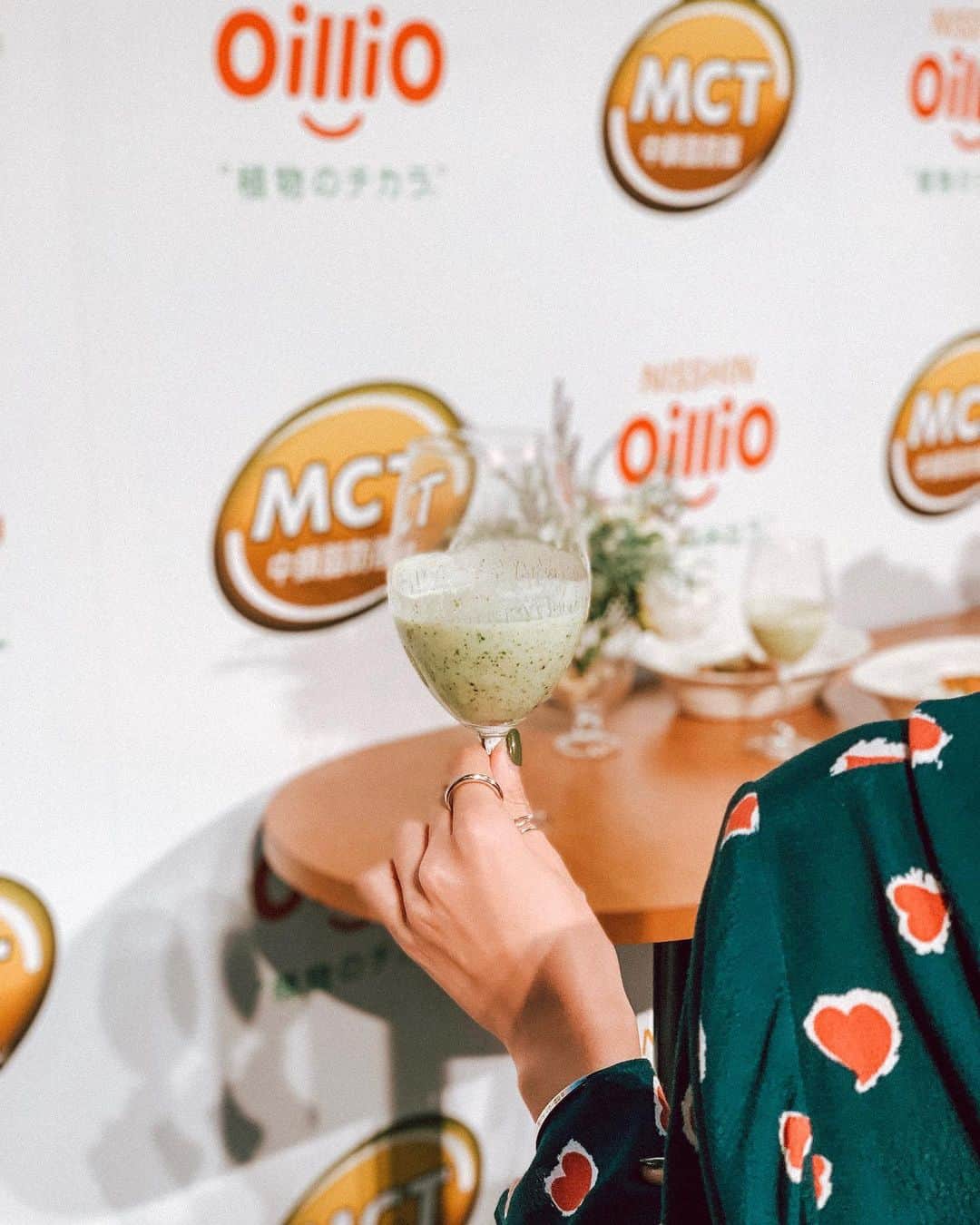 神林真里さんのインスタグラム写真 - (神林真里Instagram)「先日MCTメディアセミナーに参加させていただき、今話題の #中鎖脂肪酸 の機能について勉強させていただきました✍️✨﻿ 飲む美容液とも呼ばれ、エネルギー消費量をアップしてくれる脂質、中鎖脂肪酸。﻿ これは取るべき脂質なんですね！﻿ 糖質を抑えて、たんぱく質と脂質を積極的に取っていく #ファットアダプト 食事法は実践したいと思います✨﻿ 長友選手の専属シェフ、加藤さん考案メニューもとってもおいしかった😋💓﻿ ﻿ ﻿ ﻿ ﻿ ﻿ ﻿ ﻿ ﻿ ﻿ ﻿ ﻿ @fytte_jp﻿ #MCT #ファットアダプテーション #日清オイリオ #FYTTE #FYTTEおためし部 #PR #食事改善 #健康 #美容﻿ #フィットネス女子 #スムージー」9月26日 23時34分 - maripo_jp