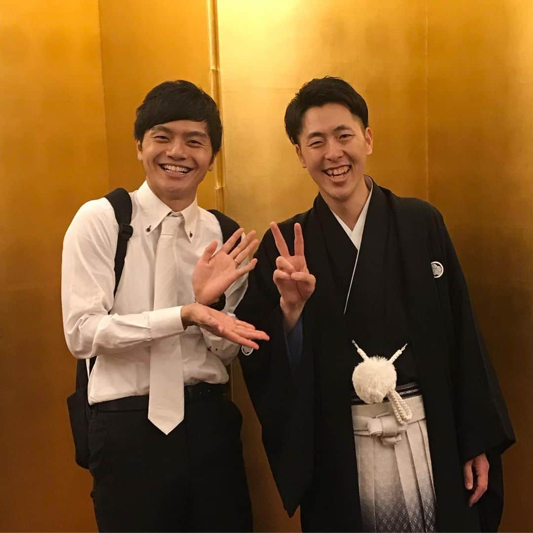 河野良祐さんのインスタグラム写真 - (河野良祐Instagram)「【ゆうへいさん❤安世さん】﻿ ﻿ ゆうへいさんには、NSCを卒業したての1年目の頃からずっとずっとずっとお世話になり続けています。﻿ 10年ほど前、ルームシェアをしていた時は、1つの部屋に2人で住み、毎日布団を並べて寝ていました。﻿ ｢やっとオーディション受かったなぁ｣｢baseの先輩イカついなぁ｣｢ユニットライブとかしたいなぁ｣｢いつか劇場のTOPになりたいなぁ｣、そんな話を毎晩してました。﻿ 僕の芸歴12年間でおそらく一番一緒に飲ませていただいた先輩です。(こうへいさんも同じくらい)﻿ 熱い話もくだらない話も何でもさせてもらえる先輩です。いや、もう｢友達｣と言ってくれてます。﻿ baseで初めてやったユニットライブも吉田たちさんと一緒でしたし(ヘンダーソンさんと)、9ヶ月間だけでしたが5upよしもとでTOPになったのも吉田たちさんと一緒でした。﻿ ゆうへいさん、これからもお世話になり続けます。﻿ 安世さん、すいません。僕は一生ゆうへいさんにお世話になります！！﻿ 爺さんになってもNGK終わりに飲みに連れて行って下さい！！﻿ 改めまして、ゆうへいさん、安世さん、本当に本当にご結婚おめでとうございます！！」9月26日 23時35分 - kitamina_kono