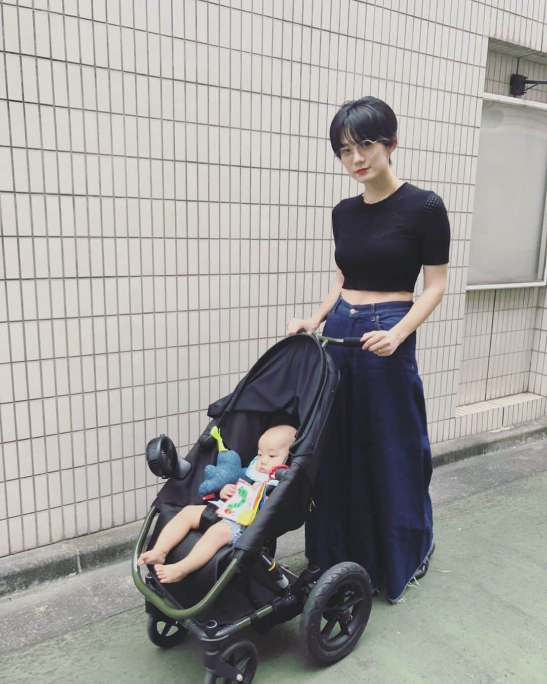 平山奈美のインスタグラム：「ベビーカーにつけたやっすいミニ扇風機がすごく重宝した🎐🎐 夏物もそろそろぐっばいだな👋🏾 .  #お散歩 #夏 #ミニ扇風機 #ベビーカー #息子 #男の子ベビー #親子 #男の子ママ #ママコーデ #新米ママ #赤ちゃんのいる暮らし #ショートヘア #デニム #summer #baby #boy #mama #ootd #hairstyle #denim #curio #mm6」