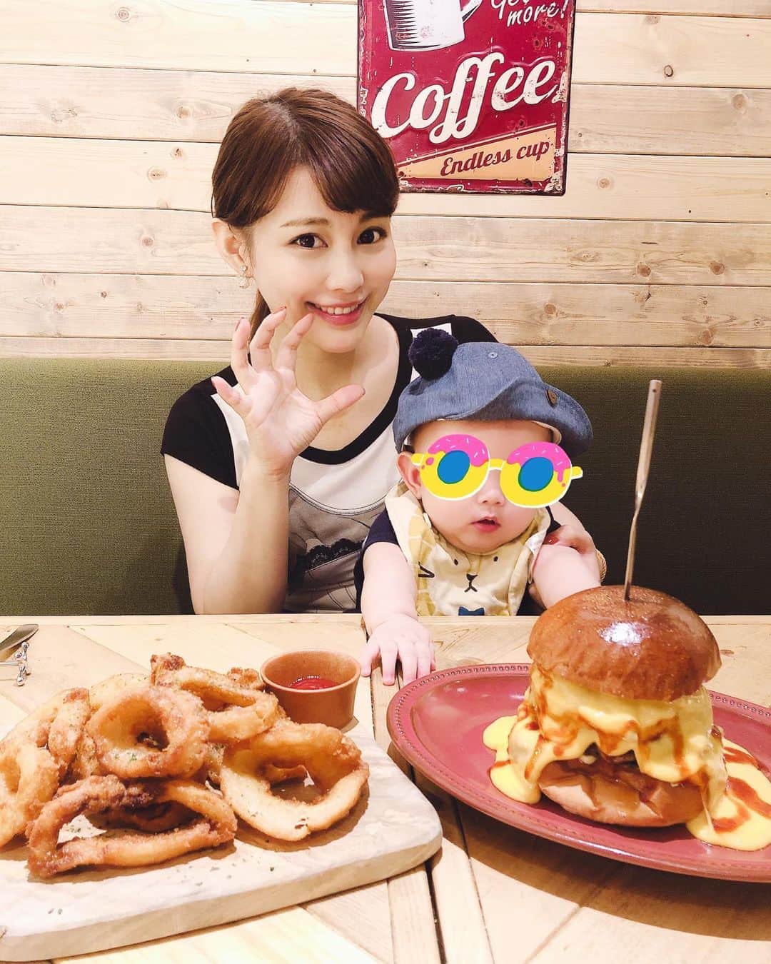 美馬怜子のインスタグラム：「久しぶりに本格的なハンバーガーを食べたよ👀💕🍔 . ダイエットとか忘れて、お喋りに花を咲かせながら🌸 . ハンバーガーだけじゃなくて、デザートのパンケーキもふわっふわで美味でした💕 . 息子も大好きなみきちゃんに会えて、元気いっぱーい😘🍔 はしゃいでたら帽子がちょうどずれました笑笑👶 . #ファームズバイグッドマンチーズ #サイドメニューも豊富 #原宿ディナー #farmsbygoodmunchies #harajukucafe #hamburger @farms_goodmunchies」