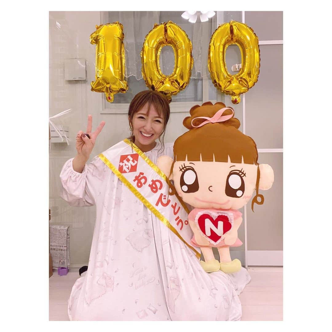 辻希美さんのインスタグラム写真 - (辻希美Instagram)「Instagram✨ フォロワー100万人突破致しましたぁ〜😆💕💕💕✨✨ 皆様本当にありがとうございます❤️ #Instagram #辻希美 #辻ちゃん #100万人突破 #ありがとう #ありがとう #ありがとう #💓💓💓 #皆様のおかげです✨ #本当にありがとう #これからも頑張ります #宜しくお願いします #100万人突破を記念して何かやりたいなぁと考えています #❤️ #100万人 #🤤💕 #100のバルーン #急いで#ドンキホーテ　で買ってきた #笑 #😂」9月27日 0時08分 - tsujinozomi_official