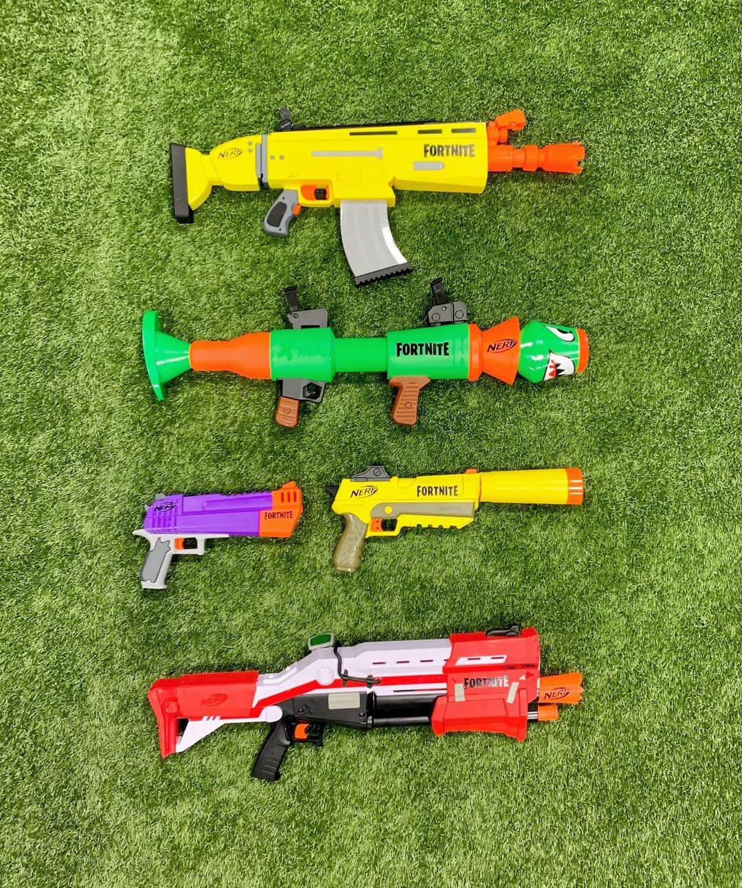 Dude Perfectさんのインスタグラム写真 - (Dude PerfectInstagram)「Squad up with this awesome #Fortnite loadout from @Nerf! #NerfOrNothin #Nerf #ad 🔫🔫🔫」9月27日 0時04分 - dudeperfect