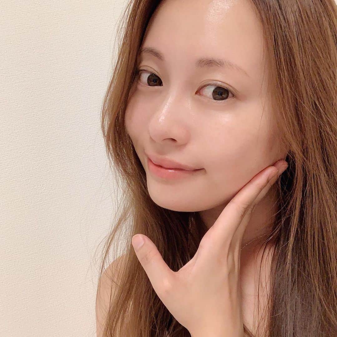 神尾美沙さんのインスタグラム写真 - (神尾美沙Instagram)「🦋﻿ ﻿ シワ、たるみに集中ケア。﻿ ﻿ 30代に突入して早8ヶ月、﻿ 本当にみるみるお顔も体も﻿ 重力に負け始めてきた、びびる…﻿ ﻿ ってことで最近はエイジングケアに﻿ RIKKAをプラスしてみてます♡﻿ 見た目が綺麗なグラデで使うたびときめく✨﻿ ﻿ ﻿ RIKKAのエッセンスフォーバイタルボディは﻿ 艶やかで引き締まったボディのための美容液。﻿ ﻿ なんとヒアルロン酸の約1.3倍の保水機能がある﻿ プロテオグリカンって成分が入ってるみたいで﻿ 皮膚でのヒアルロン酸、コラーゲンの﻿ 産生を促してくれるらしくて…🗒﻿ ﻿ まさに「美肌ラッピング」♡﻿ ﻿ プロテオグリカンって初めて聞いたんだけど、﻿ 細胞の成長や増殖を促す機能があって﻿ 昔は高級素材だったんだって。﻿ ﻿ ﻿ 私はお風呂上がりに、ボディの気になるところに塗って﻿ 手に余った分はついでにフェイスラインにも！﻿ ﻿ 顔の乾燥シワとかたるみにも良いみたい。﻿ 妊娠線のケアにも使えるそうなので、﻿ 産前・産後ケアに迷ってる方にもおススメ♡﻿ ﻿ とろみのある質感なんだけど、﻿ なじませると表面はサラッとしてるから﻿ すごく付け心地が良いです！﻿ ﻿ ﻿ シワ、たるみ、乾燥、、﻿ 体の変化と上手に付き合いながら﻿ 自分なりの綺麗をキープしようと思うこの頃🕊﻿ ﻿ ﻿ ﻿ @rikka_cosmetics﻿ #RIKKA#リッカ#RIKKAエッセンスフォーバイタルボディ﻿ #美容液#スペシャルケア#お気に入りスキンケア﻿ #PR#妊娠線予防#産後ケア#ご褒美ケア#エイジングケア﻿ #ボディケア#たるみ改善#シワ改善 #ボディ美容液 #1人暮らしインテリア#ドレッサー#美容液#プロテオグリカン  #お気に入りコスメ#コスメ紹介#スキンケア用品  #bodycare#skincare#beauty#skincaretips」9月27日 0時09分 - kamiomisa