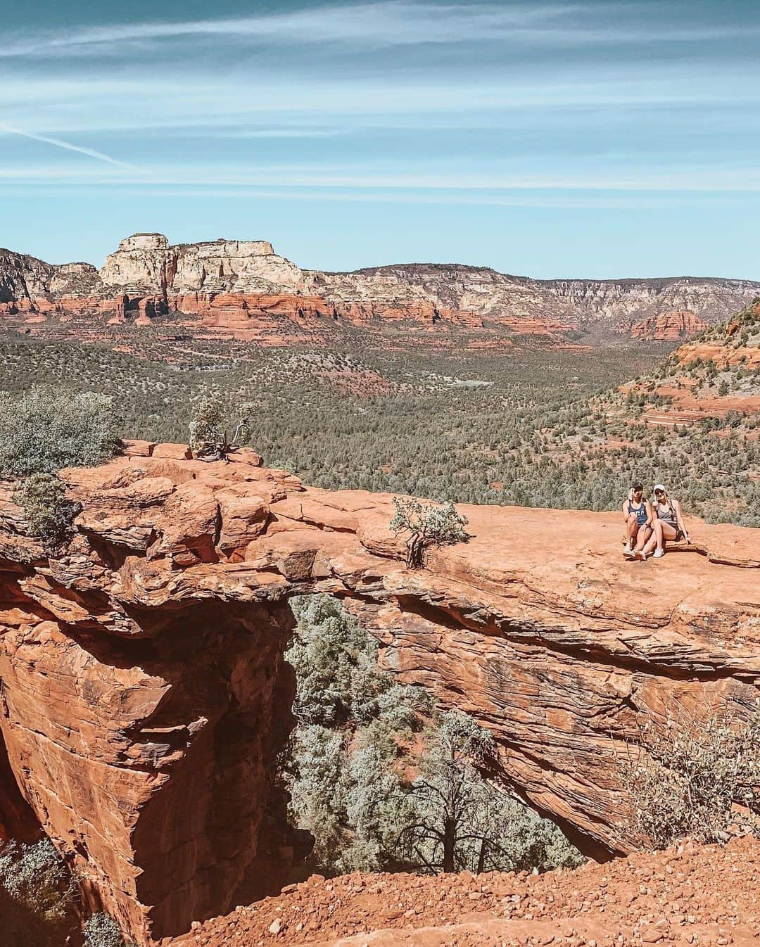 マリヤ・コロレバさんのインスタグラム写真 - (マリヤ・コロレバInstagram)「I can’t think of a clever caption so here are a few pics from last weekend galavanting around the desert, hanging out in energy vortexes, stargazing on top of a mountain, and running away from a pack of javelina (javelinas?) 🌵🐷👽 ∘ ∘ ∘ @visitsedona @visit_arizona #sedonaescape #sedonavortex #sedonaaz #mariyakoroleva #summertravel #hiking #worldplaces #natgeotravel #liveauthentic #worldtravelpics #beautifuldestinations」9月27日 0時09分 - mkoroleva