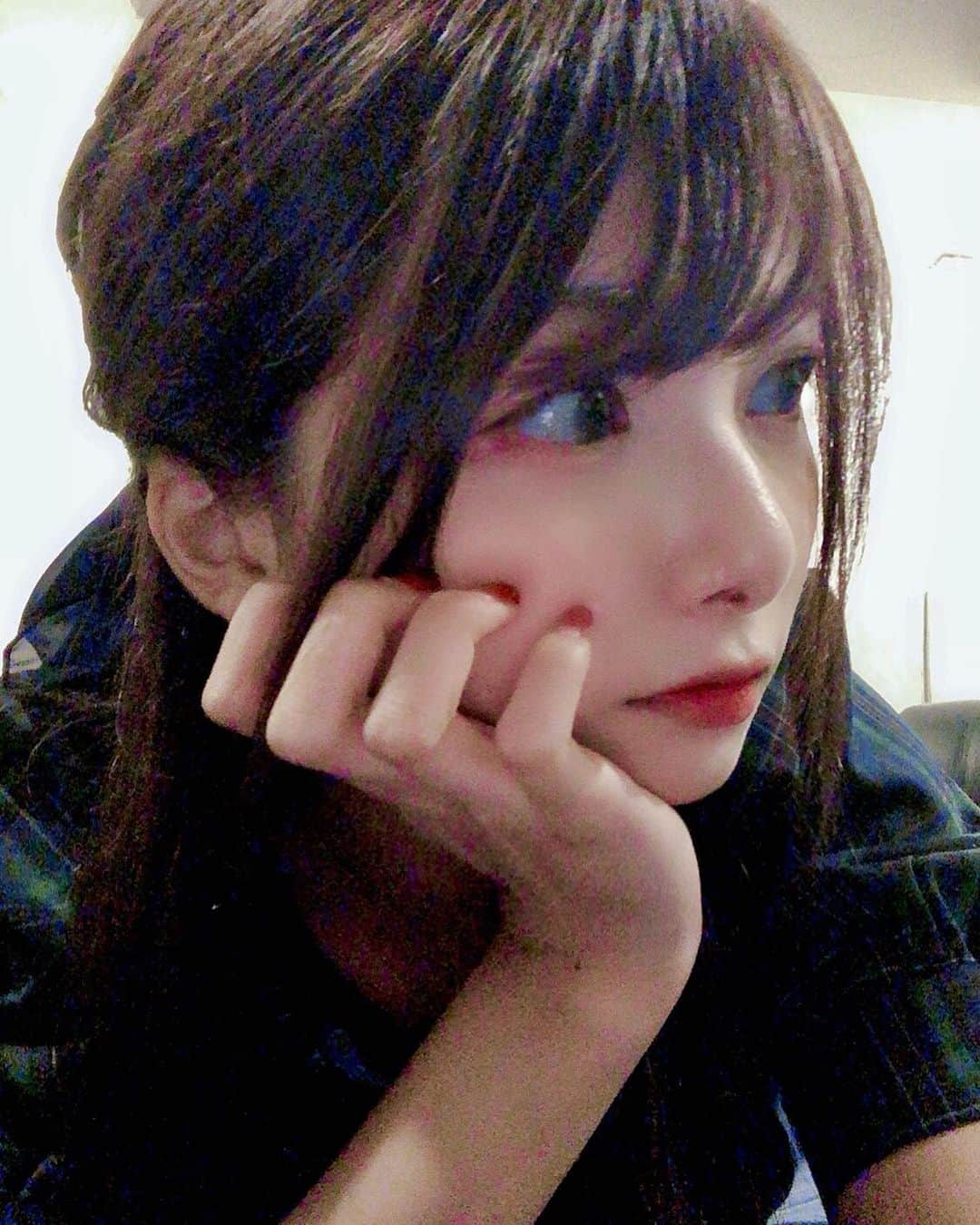 岡田栞奈のインスタグラム：「画質悪いけどあっぷも💓 「アイドルに戻ったね笑」 って言われる🤣💓💓💓 確かに衣装にありそう🤨‼️ #アイドル時代 #こんな感じだった #そんな服装と髪型」
