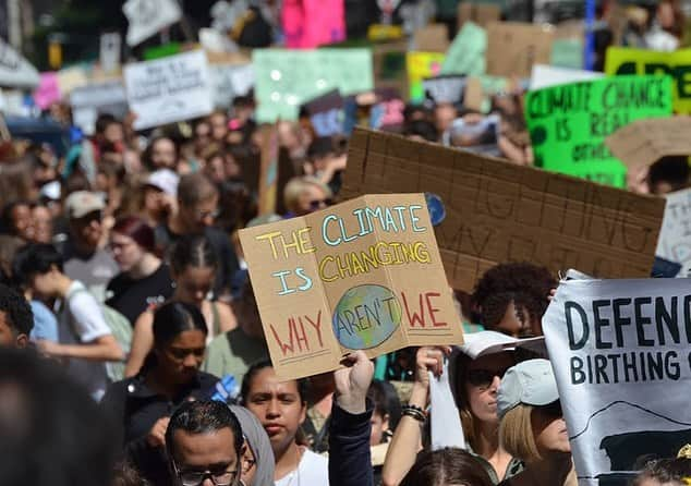 カミ・モローネさんのインスタグラム写真 - (カミ・モローネInstagram)「170 countries striking for our future. So inspired by the millions of people that came together last Friday. Find your nearest strike on fridaysforfuture.org 🌎 see you on the streets of NY tomorrow from 10am-2pm #climatestrike #fridaysforfuture」9月27日 0時27分 - camilamorrone