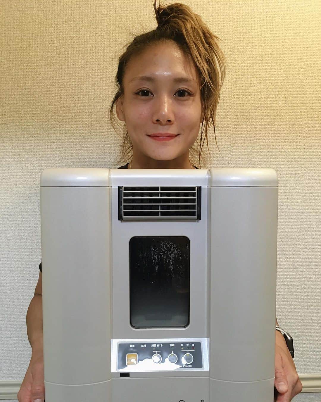 のインスタグラム：「. この度フィトンチッドジャパンさんに空気清浄機「フィトンエアー」を提供していただきました🌲✨ 樹木が発する揮発成分 「フィトンチッド」による効果で 防臭・防カビ・抗酸化作用があるそうです👏  これから毎日森林浴のような効果の中で生活できます🛌🌲 ありがとうございます😊  http://www.phytoncide-e.com/goods_PC-560.php  #空気清浄機 #フィトンエアー #フィトンチッド #森林浴 #樹木 #消臭 #抗酸化 #防カビ #mma #総合格闘技 #筋肉女子」