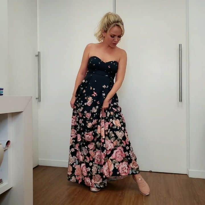 Eliana Michaelichin Bezerraのインスタグラム：「Um tênis ultraconfortável e cheio de estilo é a melhor opção pras atividades do dia a dia, não é mesmo? Olha só esse modelo da @comfortflex, gente. Ele é todo em lycra, superflexível e ainda conta com a tecnologia Airflex, que ameniza os impactos. Você coloca nos pés e até esquece que está usando. Conforto pra mim é isso #verão #tecnologia #moda #conforto #publipost」