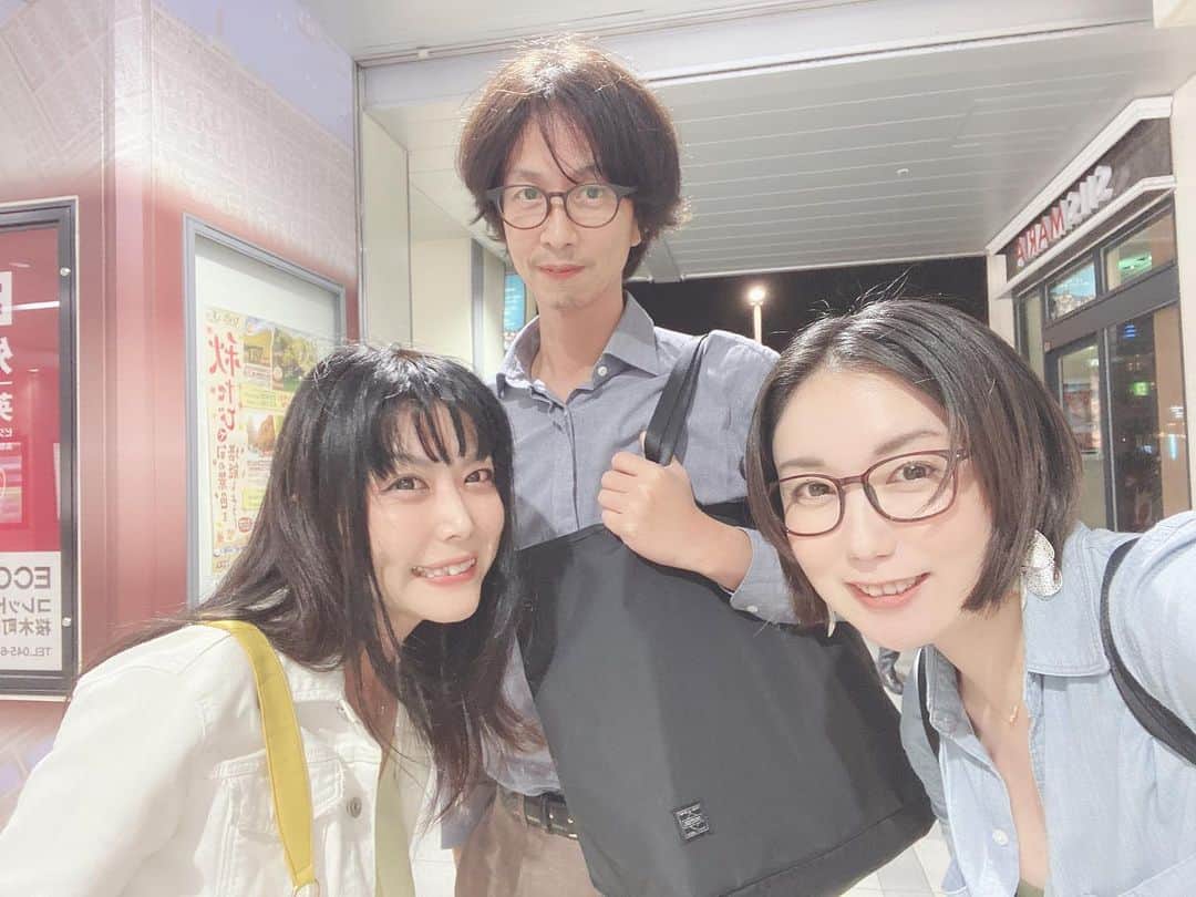 弓月ひろみのインスタグラム：「多分3年ぶりぐらいに、雑誌「天然生活」の生みの親 @takanobu_koba こばへんさん＋旅作家 @tomako_tabifeti とまちゃんと夜ご飯。気づけば「作家とは何か」「作品とかは何か」みたいな話をしてました。あとは概ね内緒話🤣知り合ってもう10年ぐらい経つけど、なかなか飲み会が開催されないから、もう少しで「バーチャル友達」になるとこだった🤣 . . 楽しかったー🍺また一緒にのみましょーね💓Ulike使ったら、みんな、お肌ツヤッツヤ🤣  #こばへん #天然生活 #旅作家 #旅作家とまこ #編集者 #作家」